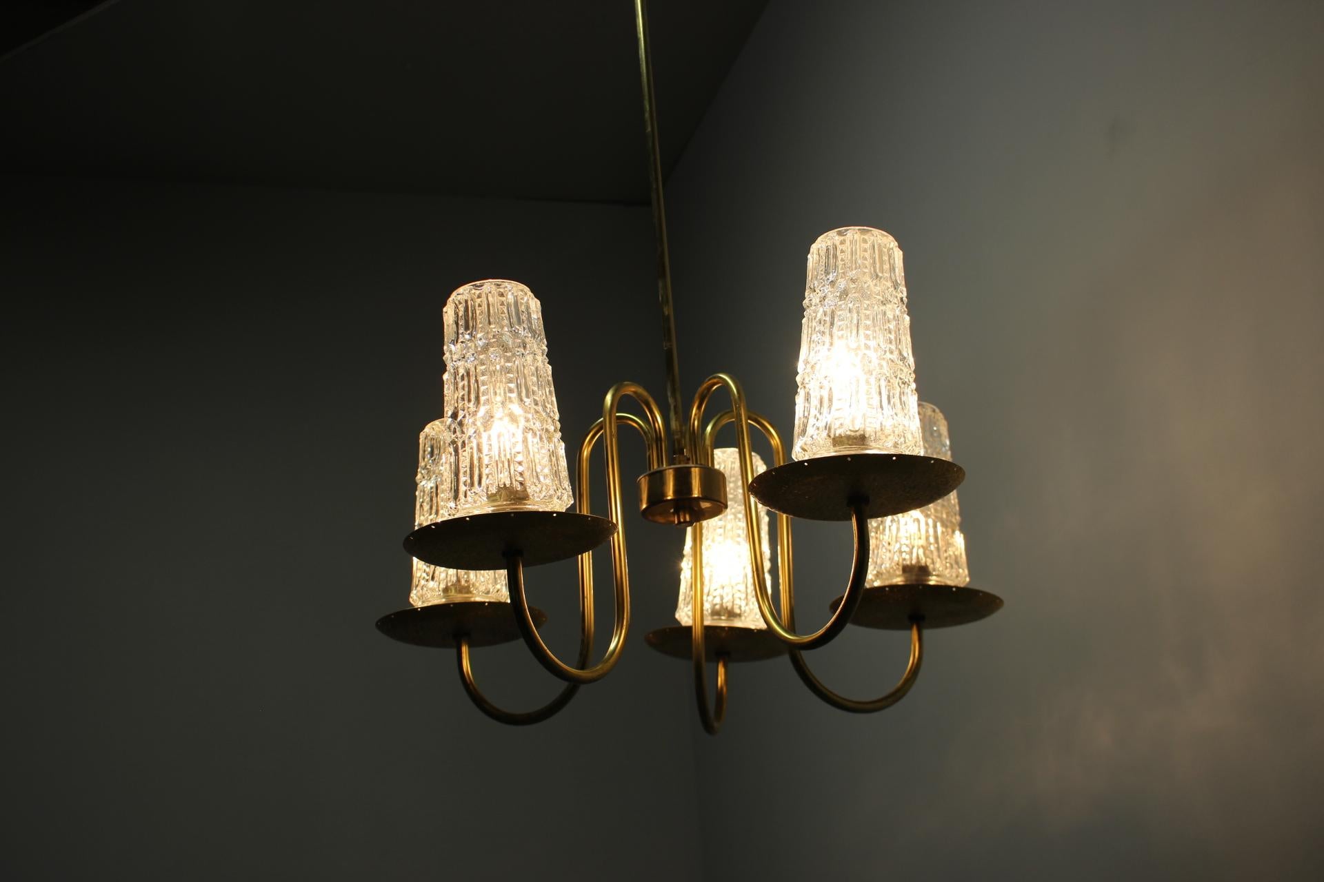 Lampadario in ottone di metà secolo, anni '70, Cecoslovacchia in vendita 7