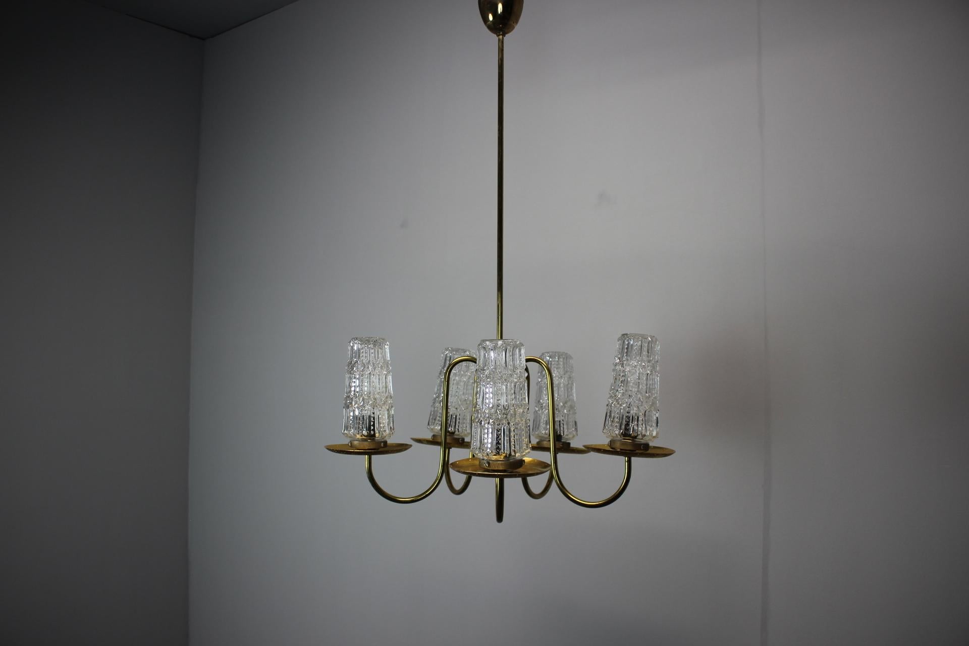 Mid-Century moderno Lampadario in ottone di metà secolo, anni '70, Cecoslovacchia in vendita