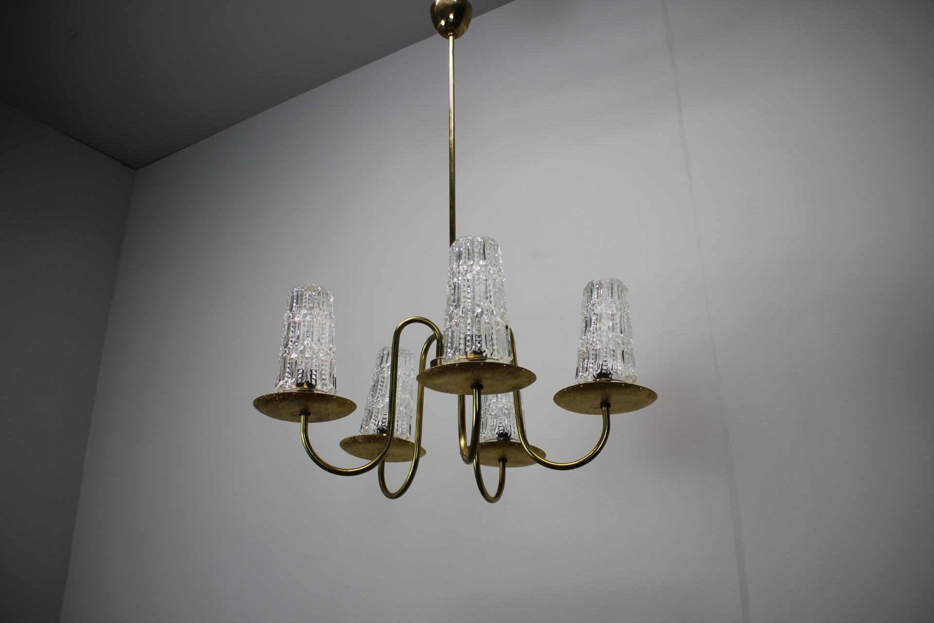 Lampadario in ottone di metà secolo, anni '70, Cecoslovacchia In condizioni buone in vendita a Praha, CZ