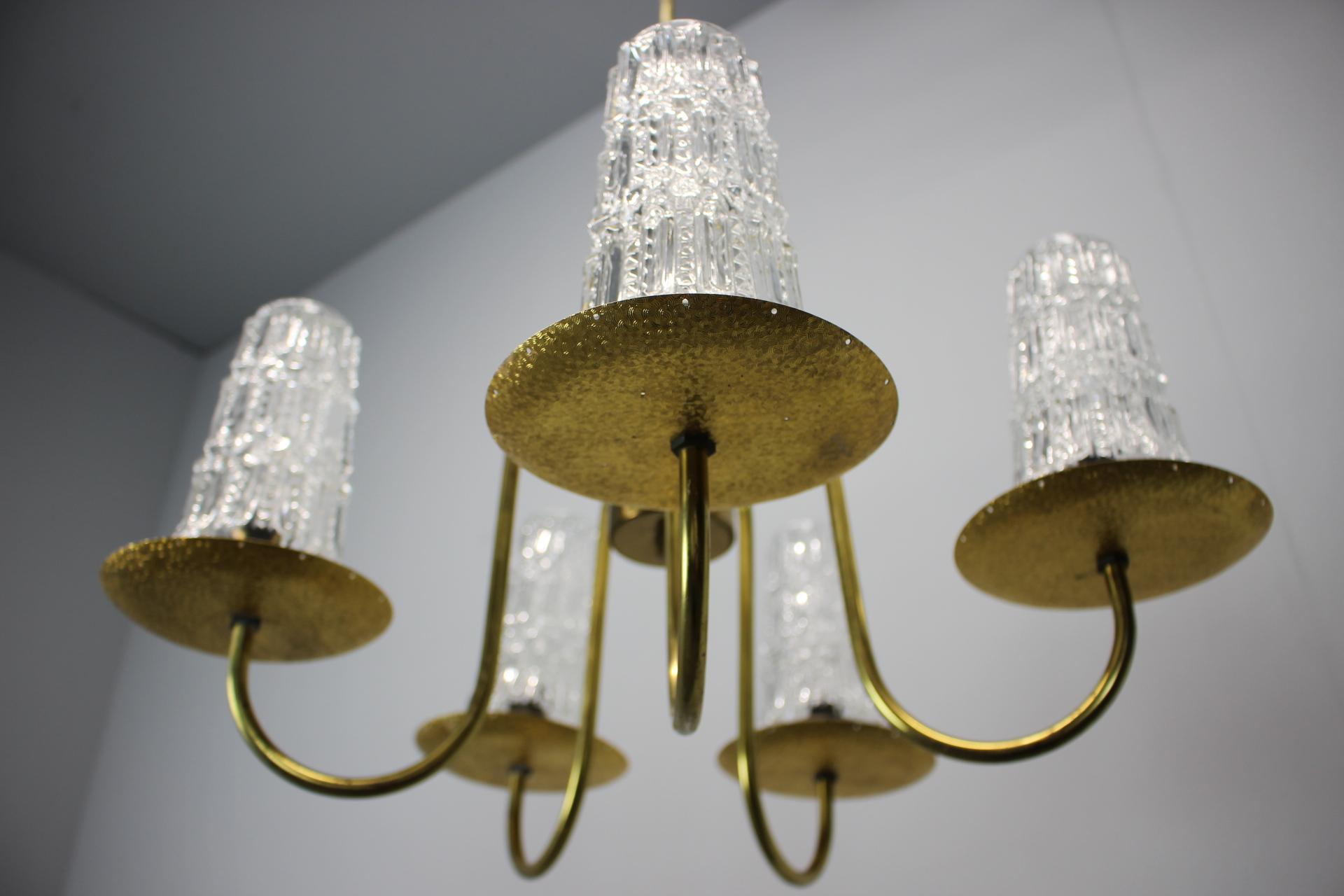 Fine XX secolo Lampadario in ottone di metà secolo, anni '70, Cecoslovacchia in vendita