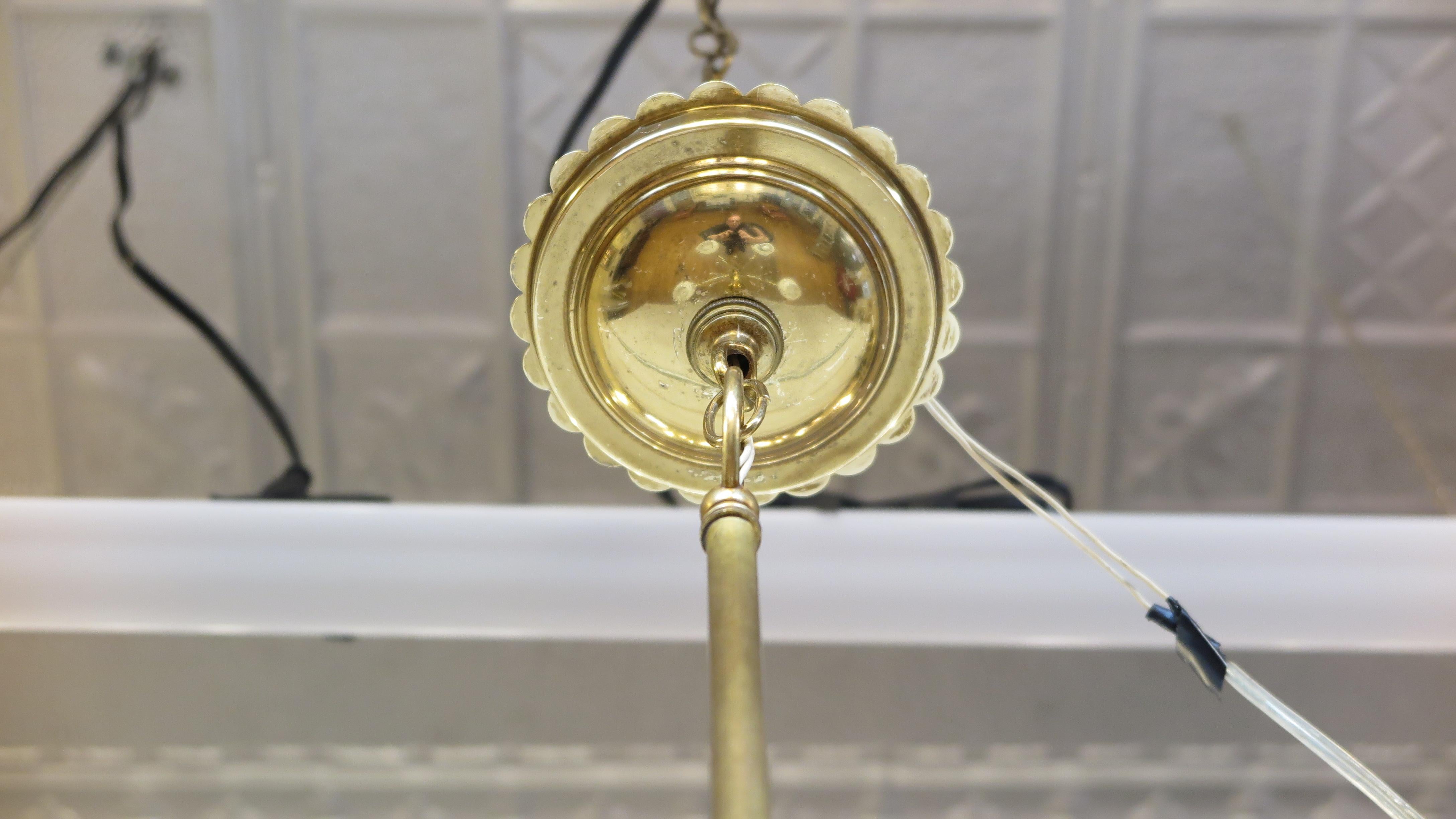Metà XX secolo Lampadario in ottone della metà del secolo attribuito a Gerald Thurston Lightolier in vendita