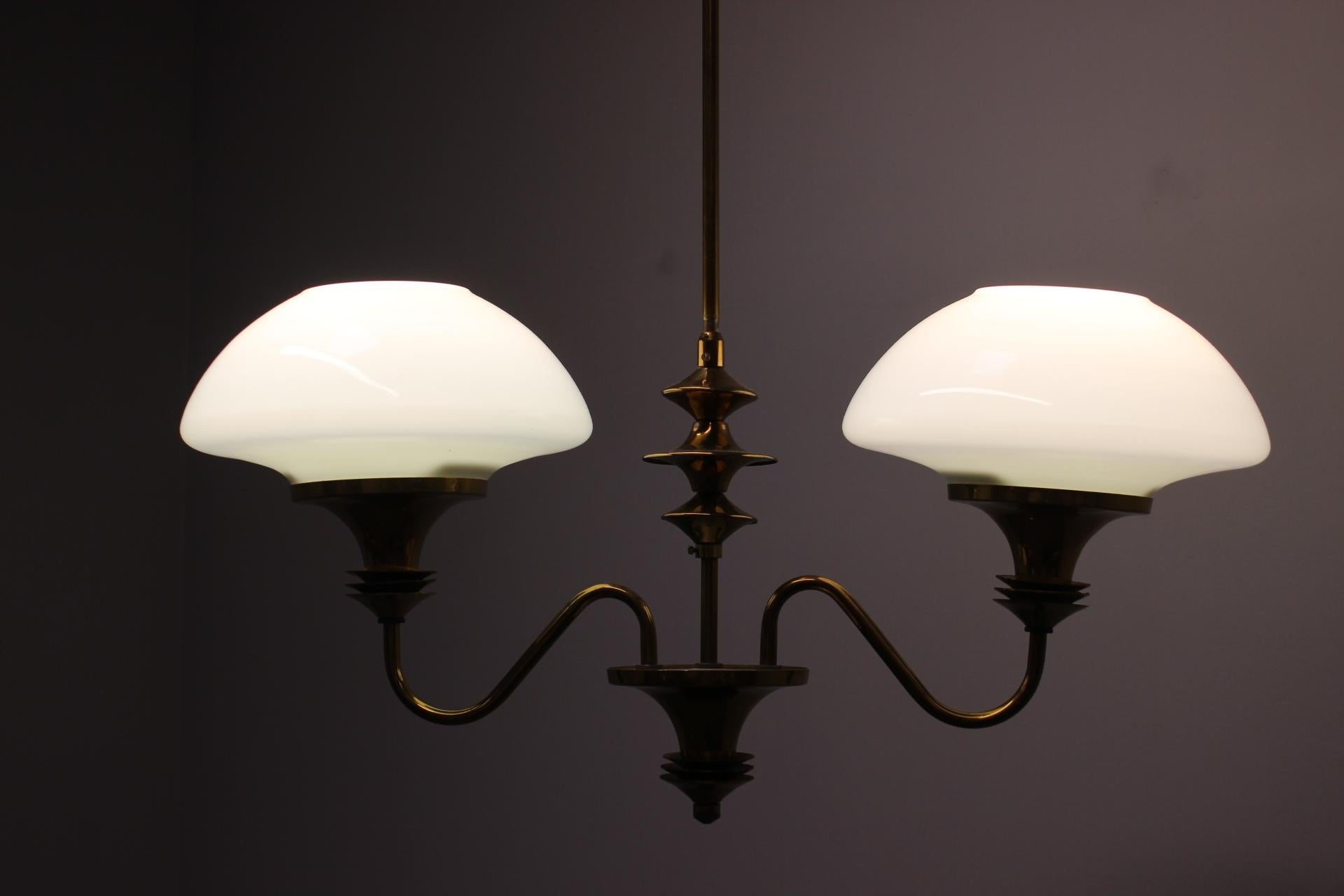 Lampadario in ottone di metà secolo, Cecoslovacchia, anni '70, realizzato in vetreria Jablonec in vendita 5