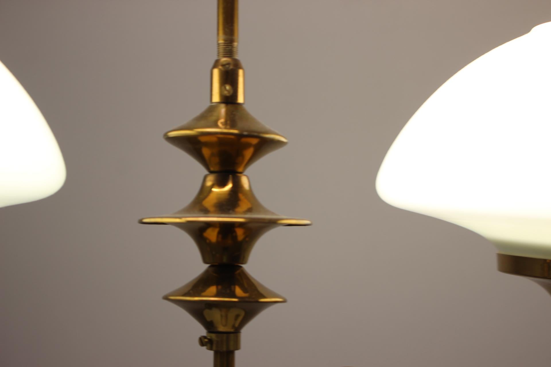 Lampadario in ottone di metà secolo, Cecoslovacchia, anni '70, realizzato in vetreria Jablonec in vendita 6