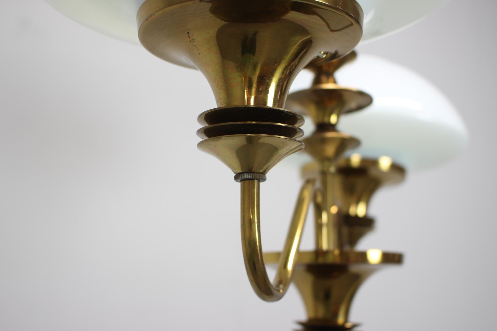 Lampadario in ottone di metà secolo, Cecoslovacchia, anni '70, realizzato in vetreria Jablonec in vendita 1