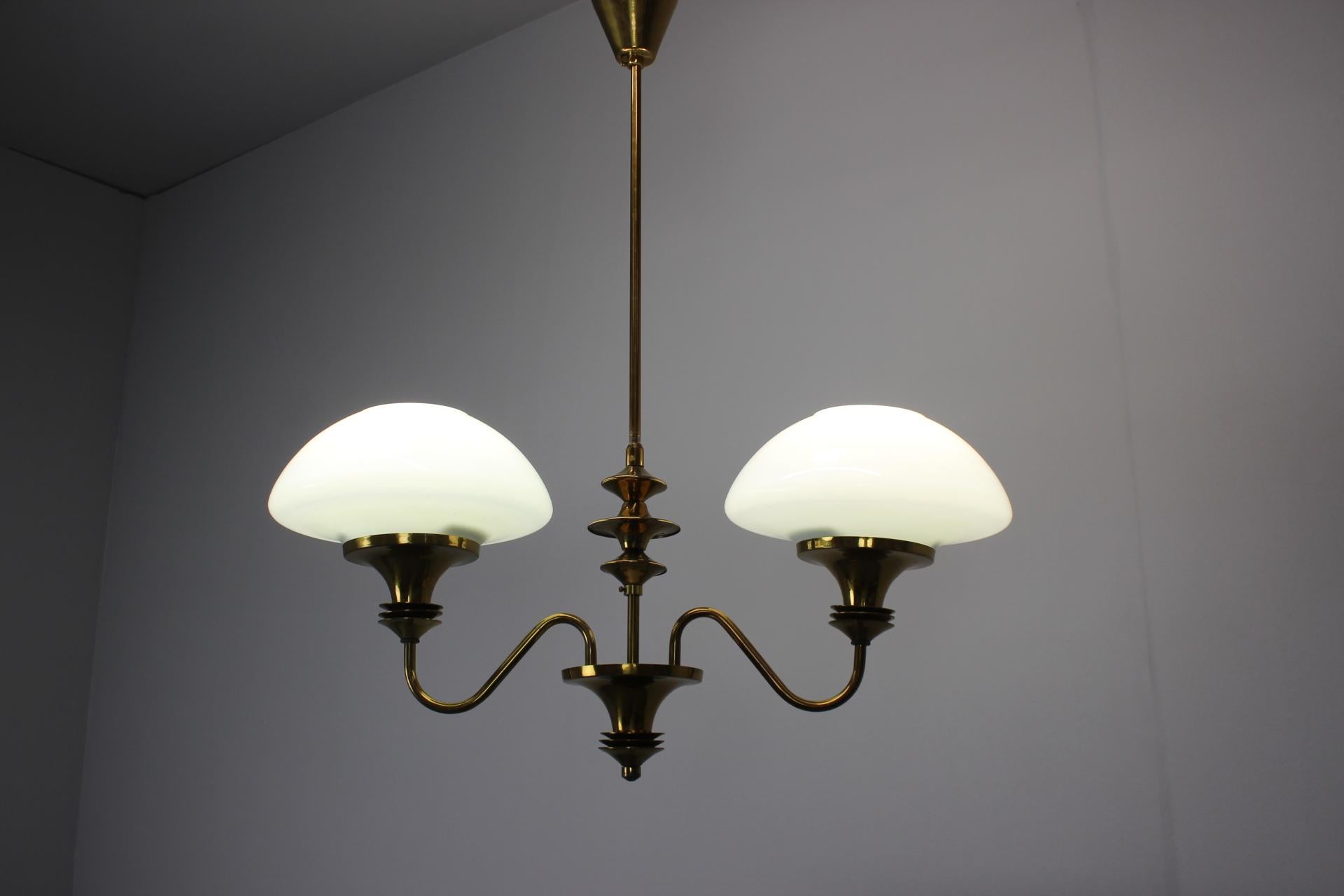 Lampadario in ottone di metà secolo, Cecoslovacchia, anni '70, realizzato in vetreria Jablonec in vendita 3