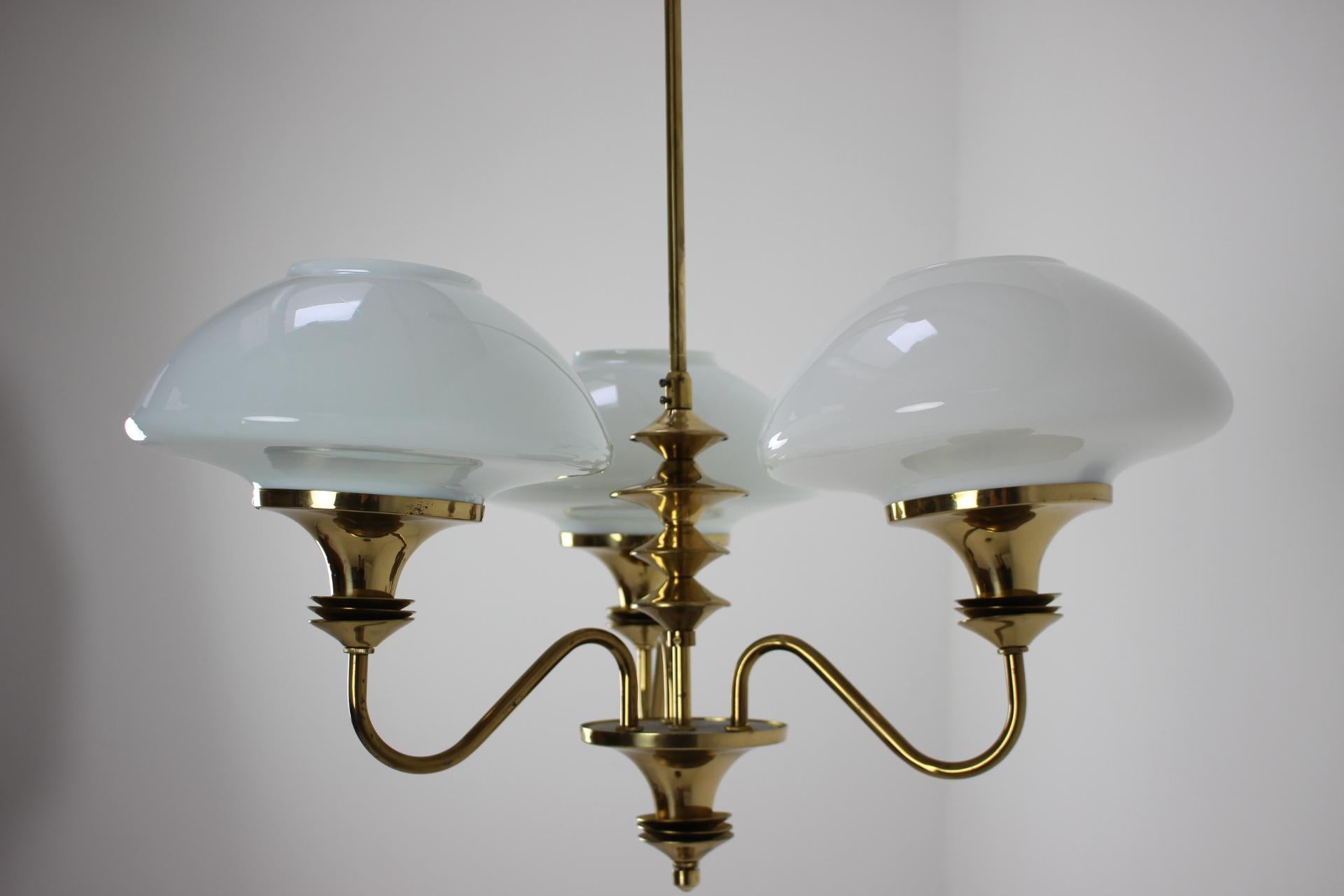 Mid-Century Brass Chandelier, Czechoslovakia, 1970s, Made in Jablonec Glassworks In Good Condition For Sale In Praha, CZ