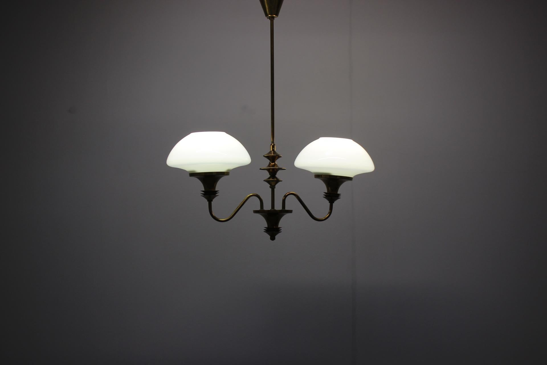 Lampadario in ottone di metà secolo della vetreria Jablonec , anni '70, Cecoslovacchia in vendita 4