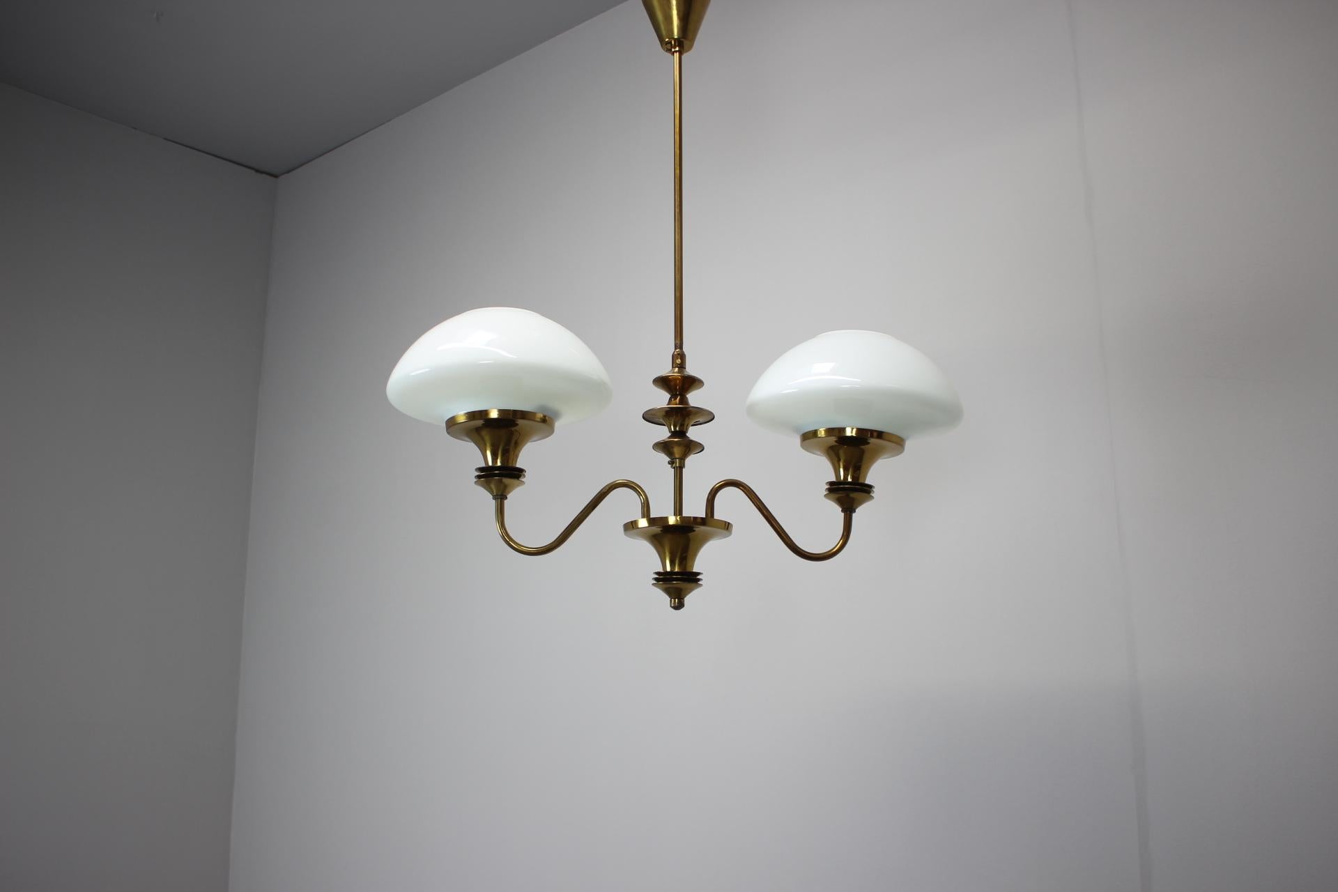 - Lampadario in ottone di metà secolo della vetreria Jablonec, anni '70, Cecoslovacchia,
- in ottone e vetro,
- presenta segni di usura e di età (graffi, etc.),
- in buone condizioni originali.