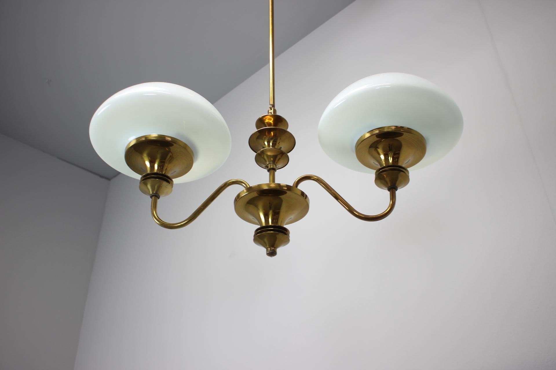Mid-Century moderno Lampadario in ottone di metà secolo della vetreria Jablonec , anni '70, Cecoslovacchia in vendita