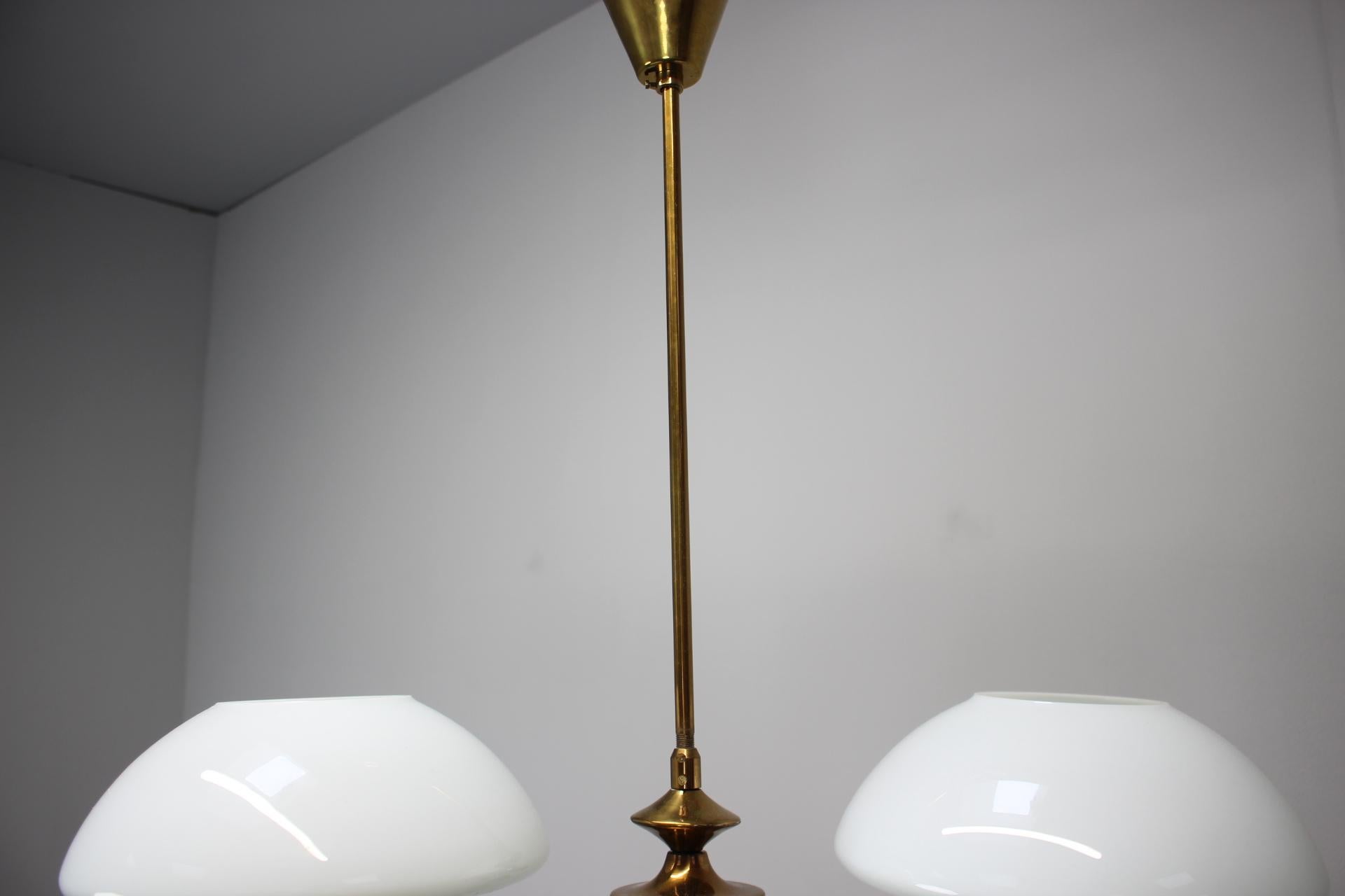 Lampadario in ottone di metà secolo della vetreria Jablonec , anni '70, Cecoslovacchia In condizioni buone in vendita a Praha, CZ