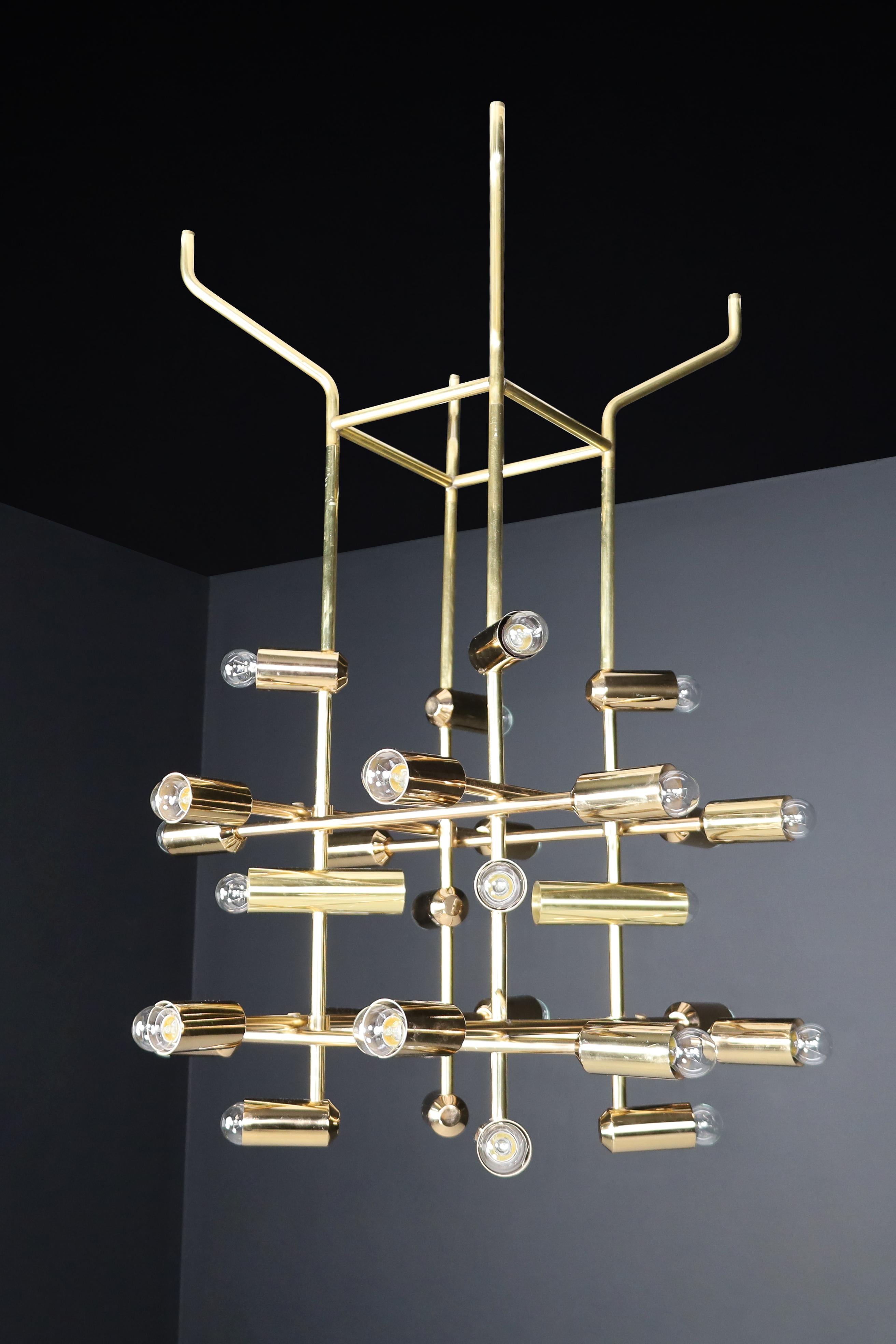 Mid-Century Brass Chandelier wit 28 lights, Switzerland 1960s.   For Sale 5