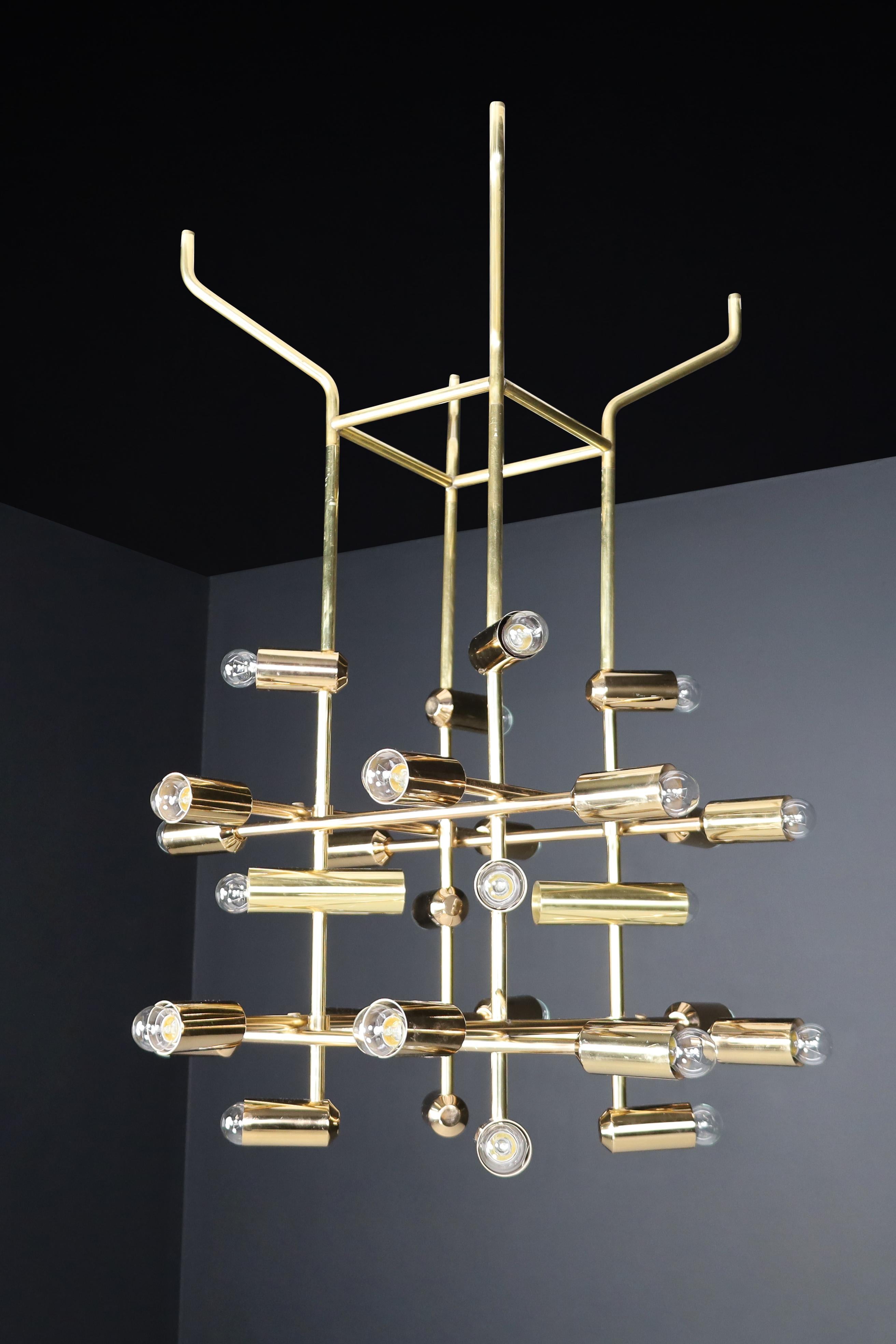 Mid-Century Brass Chandelier wit 28 lights, Switzerland 1960s. For Sale 5