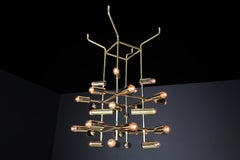 Lampadario in ottone di metà secolo a 28 luci, Svizzera 1960.