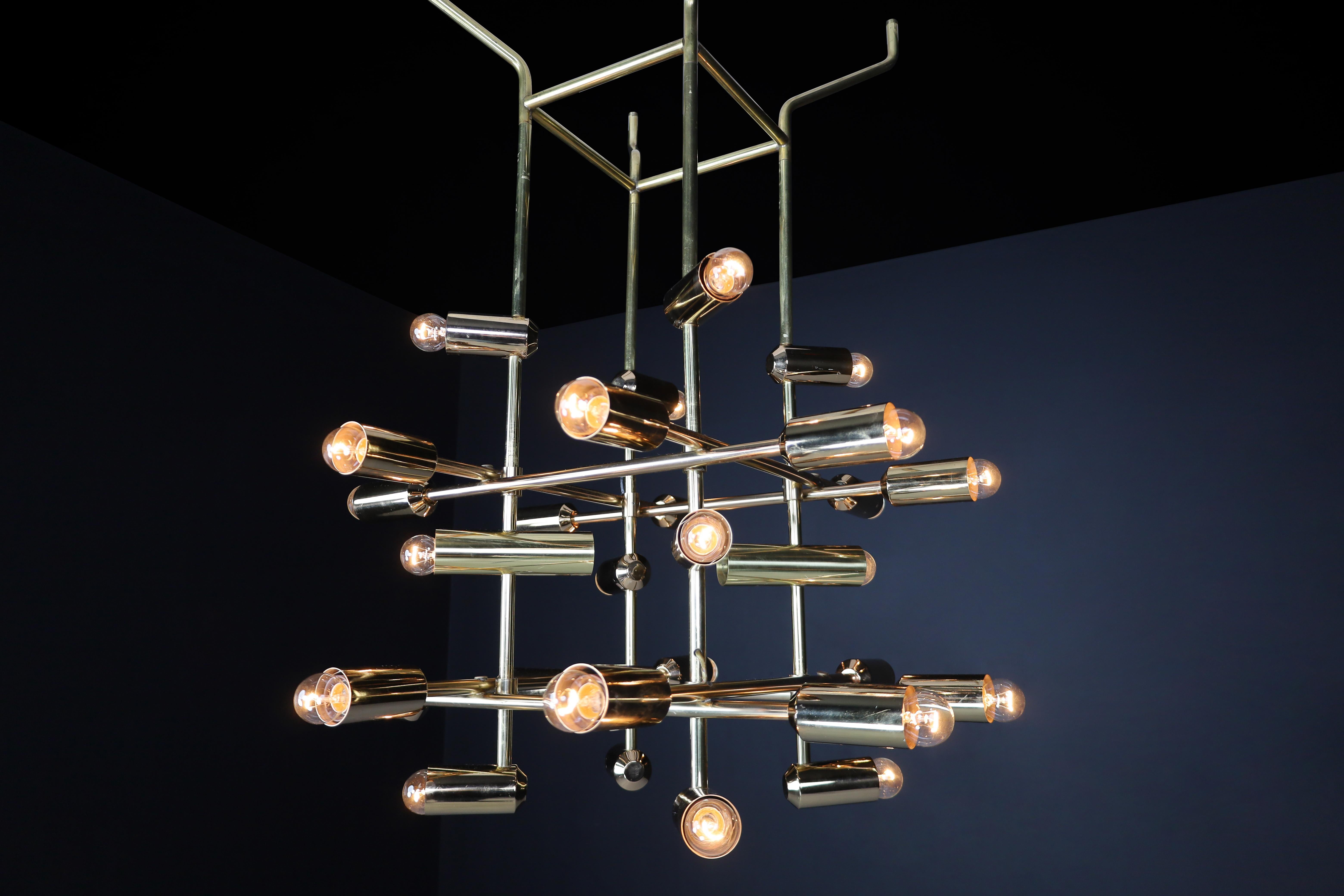 Mid-Century Brass Chandelier wit 28 lights, Switzerland 1960s.   In Good Condition For Sale In Almelo, NL
