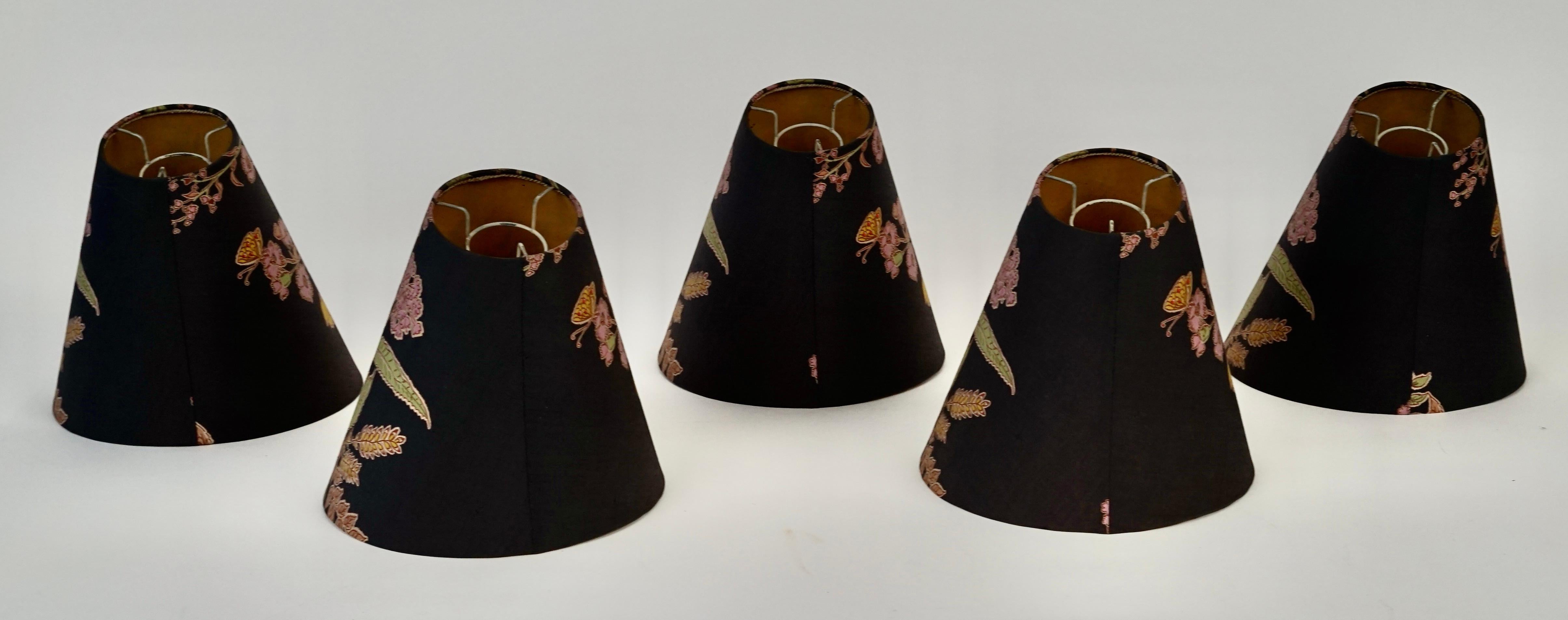 Lampadario in ottone di metà secolo con 5 bracci,  con paralumi originali, anni '50, Austria in vendita 3