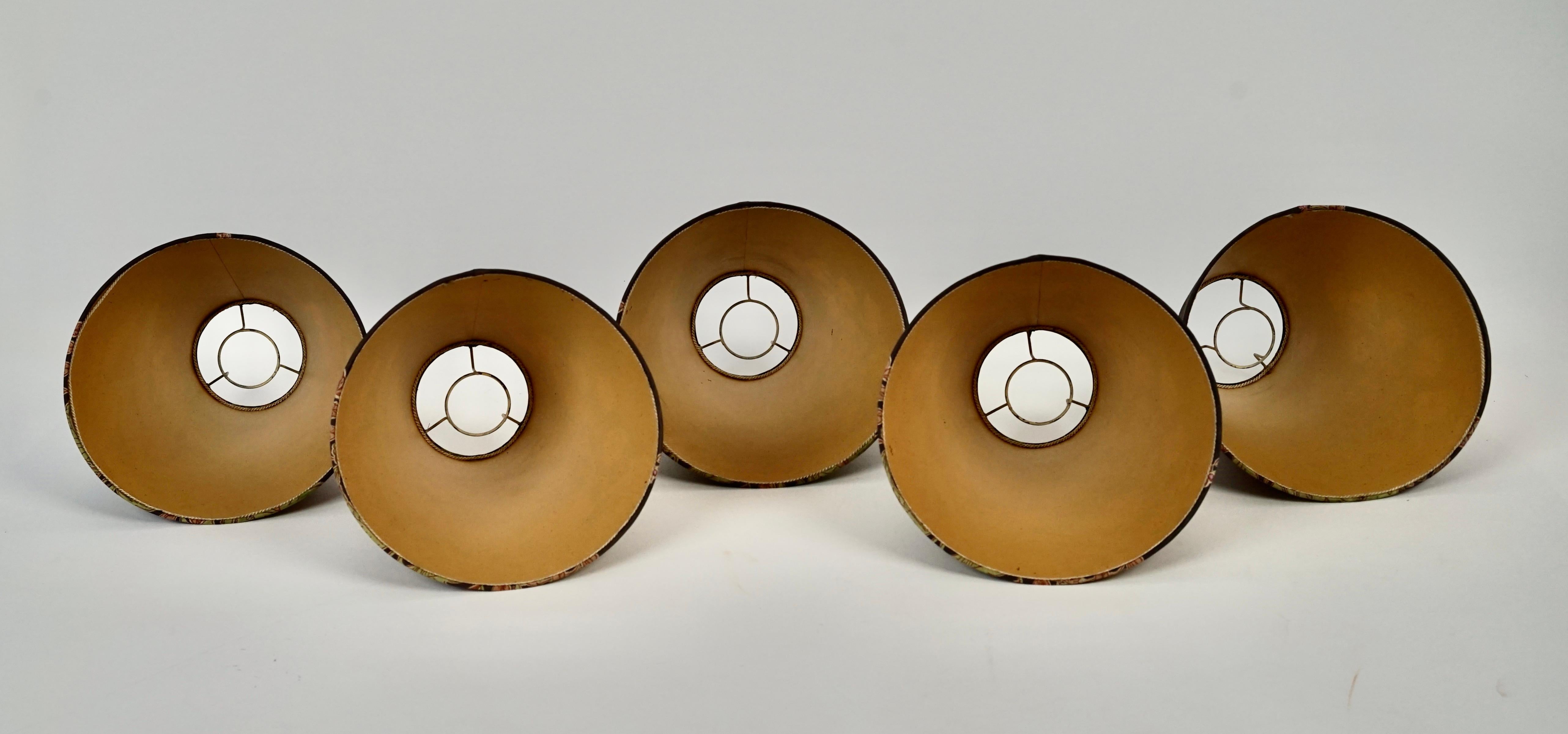 Lampadario in ottone di metà secolo con 5 bracci,  con paralumi originali, anni '50, Austria in vendita 4