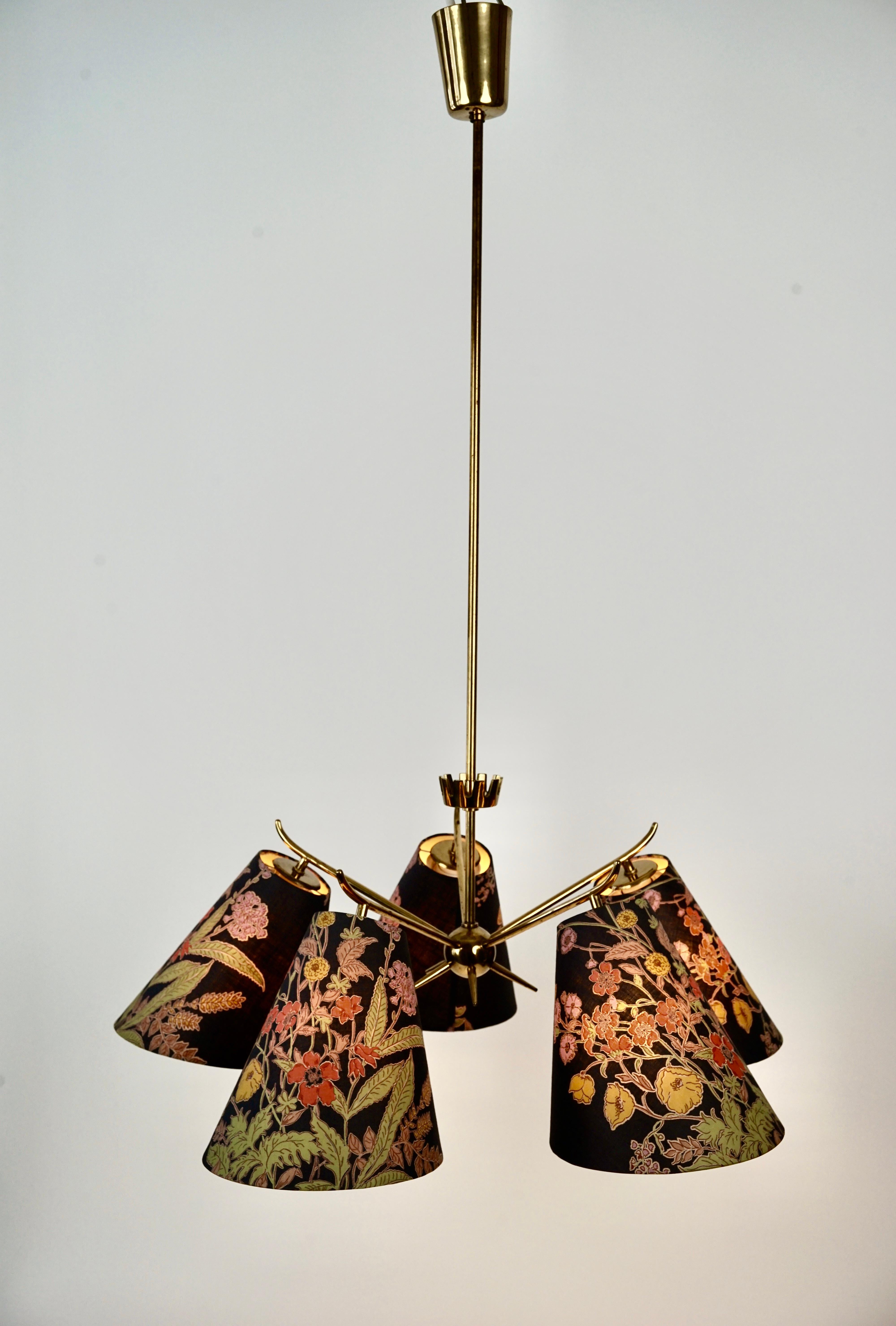 Lampadario in ottone di metà secolo con 5 bracci,  con paralumi originali, anni '50, Austria in vendita 6