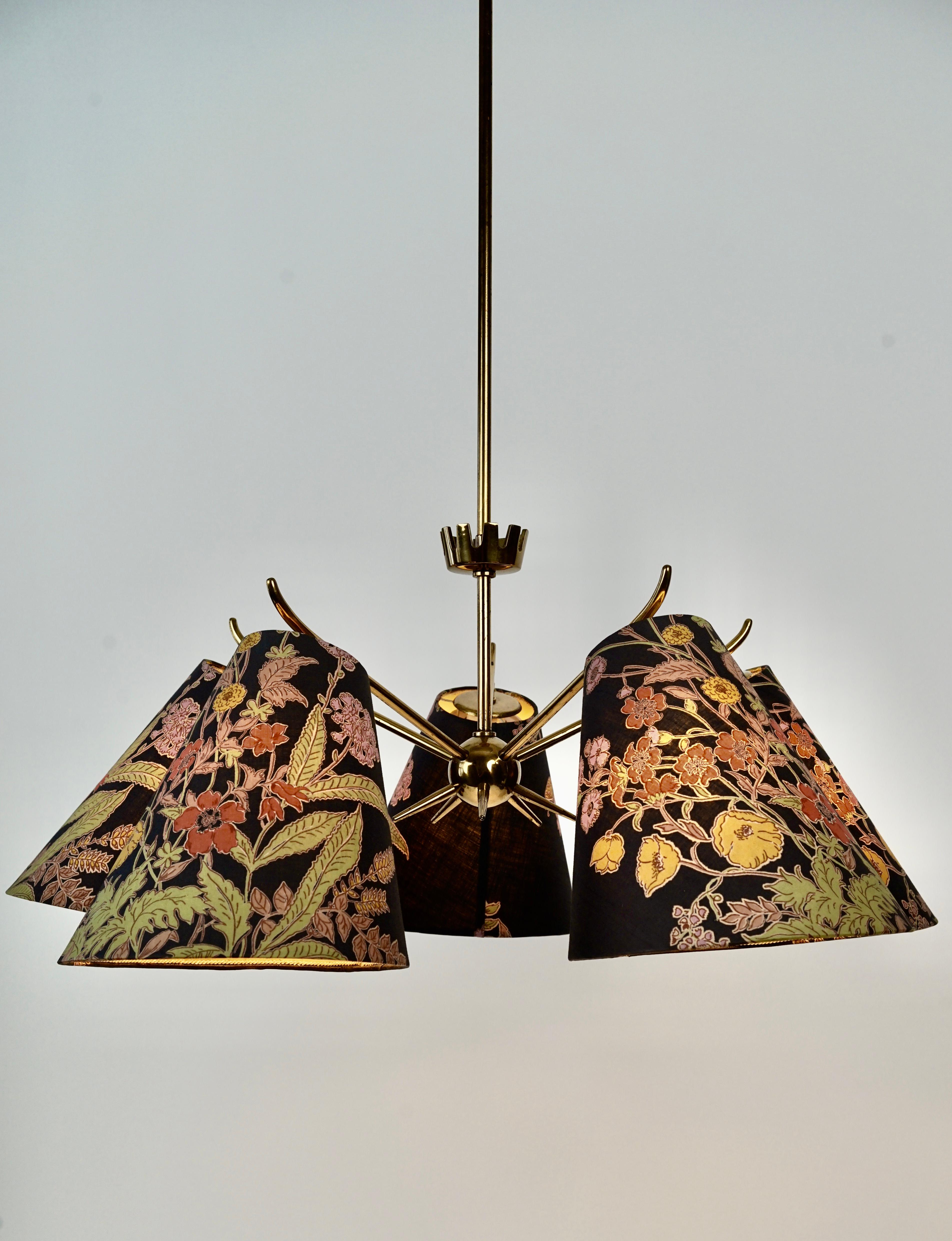 Lampadario in ottone di metà secolo con 5 bracci,  con paralumi originali, anni '50, Austria in vendita 7