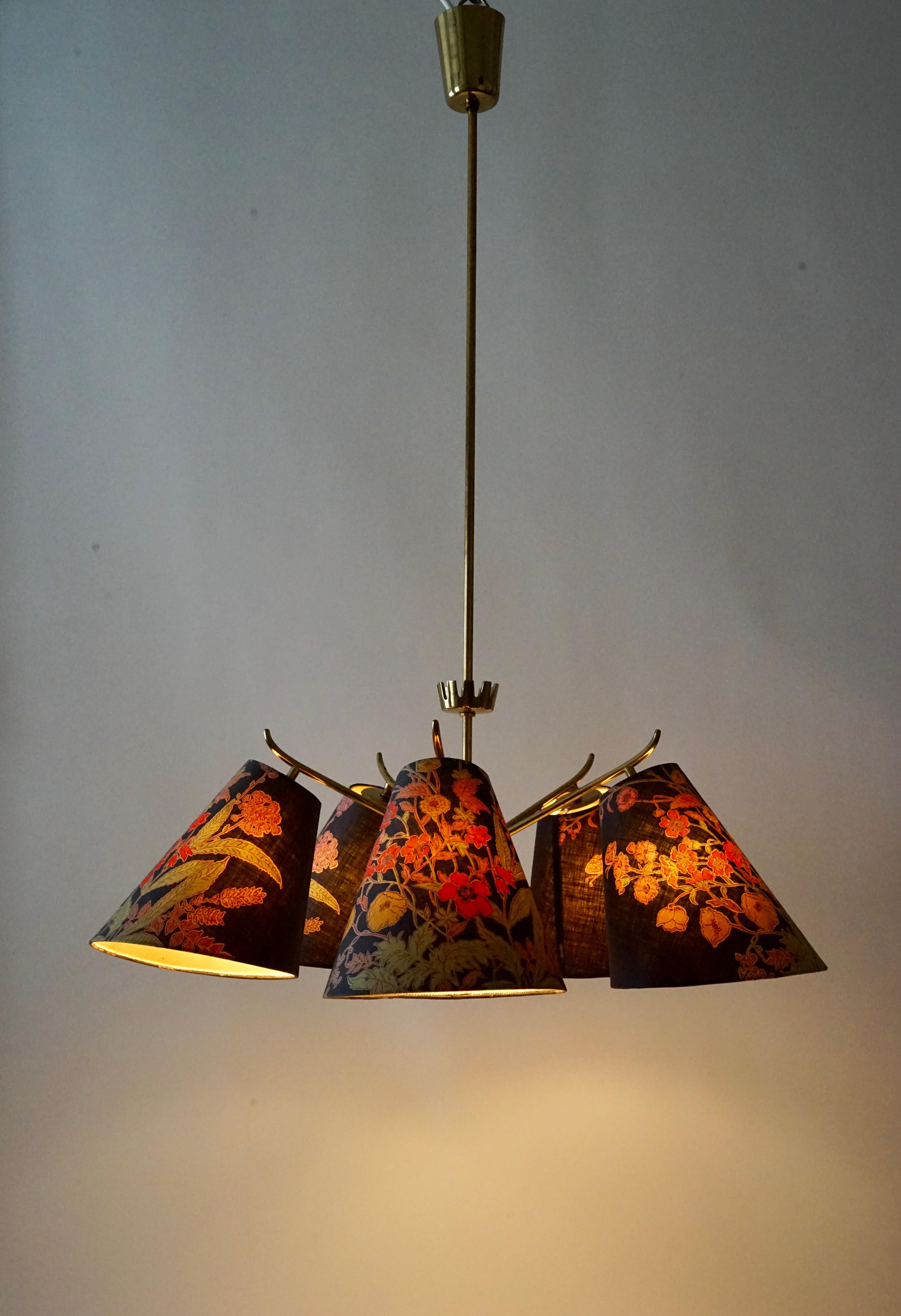 Lampadario in ottone di metà secolo con 5 bracci,  con paralumi originali, anni '50, Austria in vendita 8
