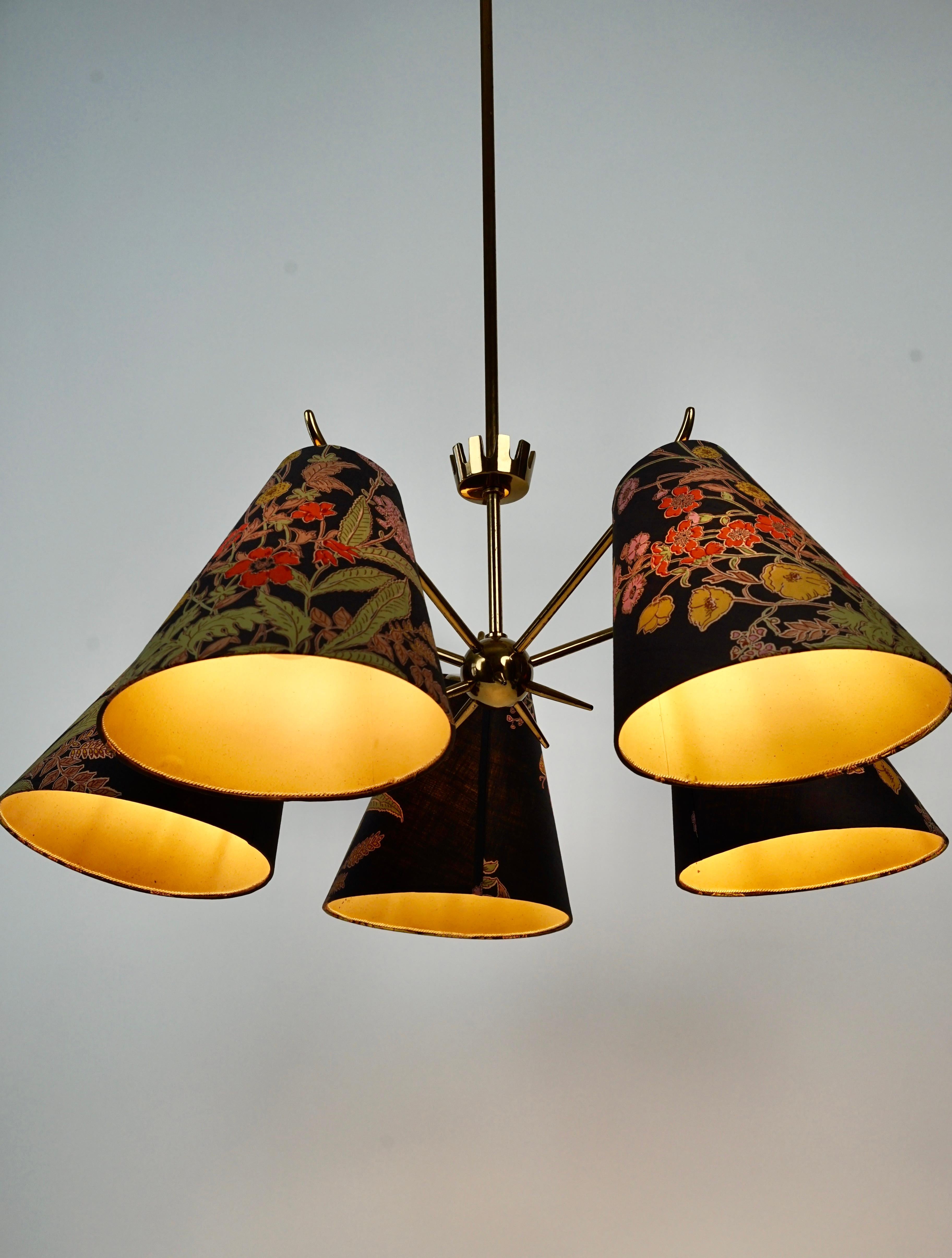 Lampadario in ottone di metà secolo con 5 bracci,  con paralumi originali, anni '50, Austria in vendita 9
