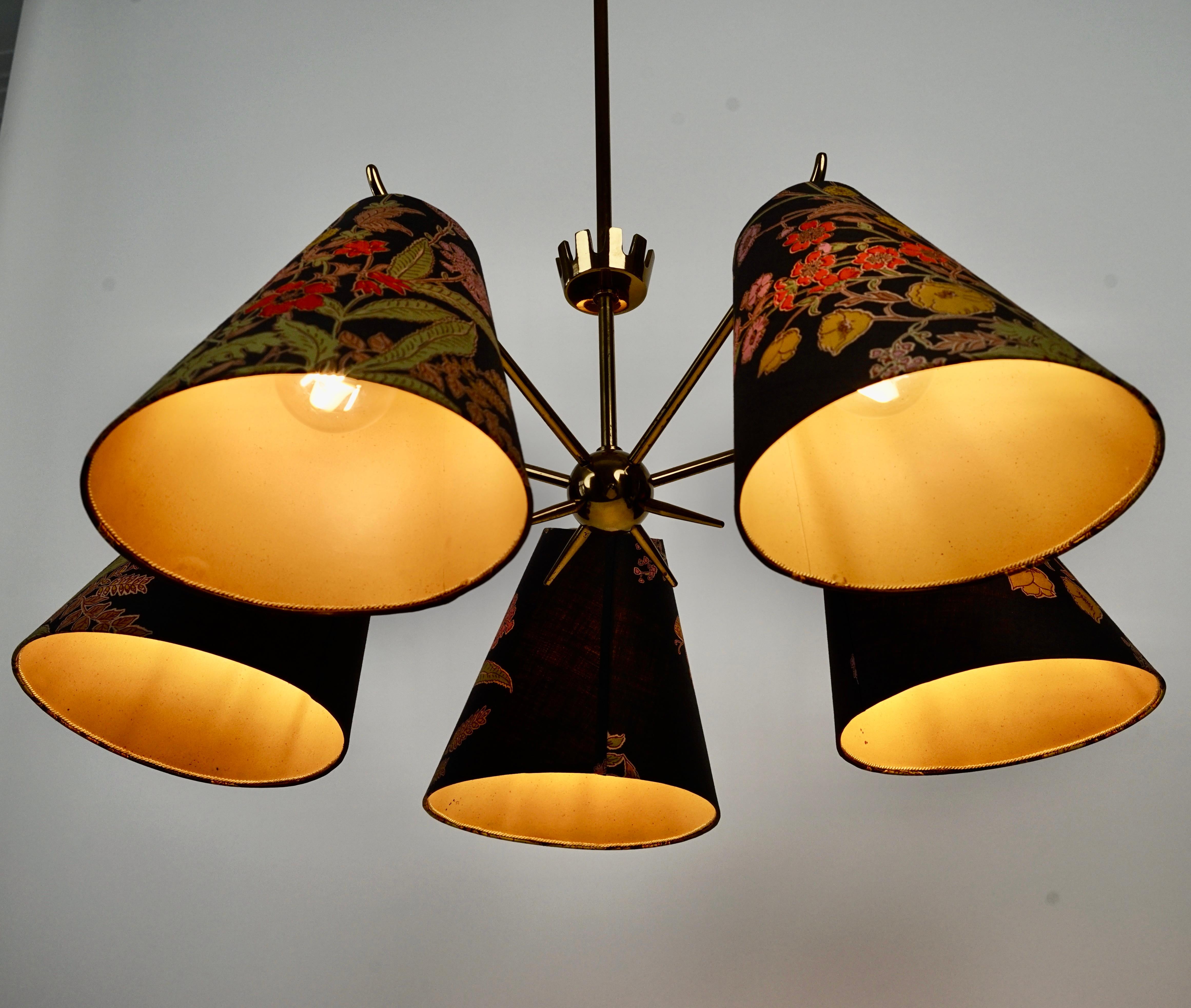 Lampadario in ottone di metà secolo con 5 bracci,  con paralumi originali, anni '50, Austria in vendita 10