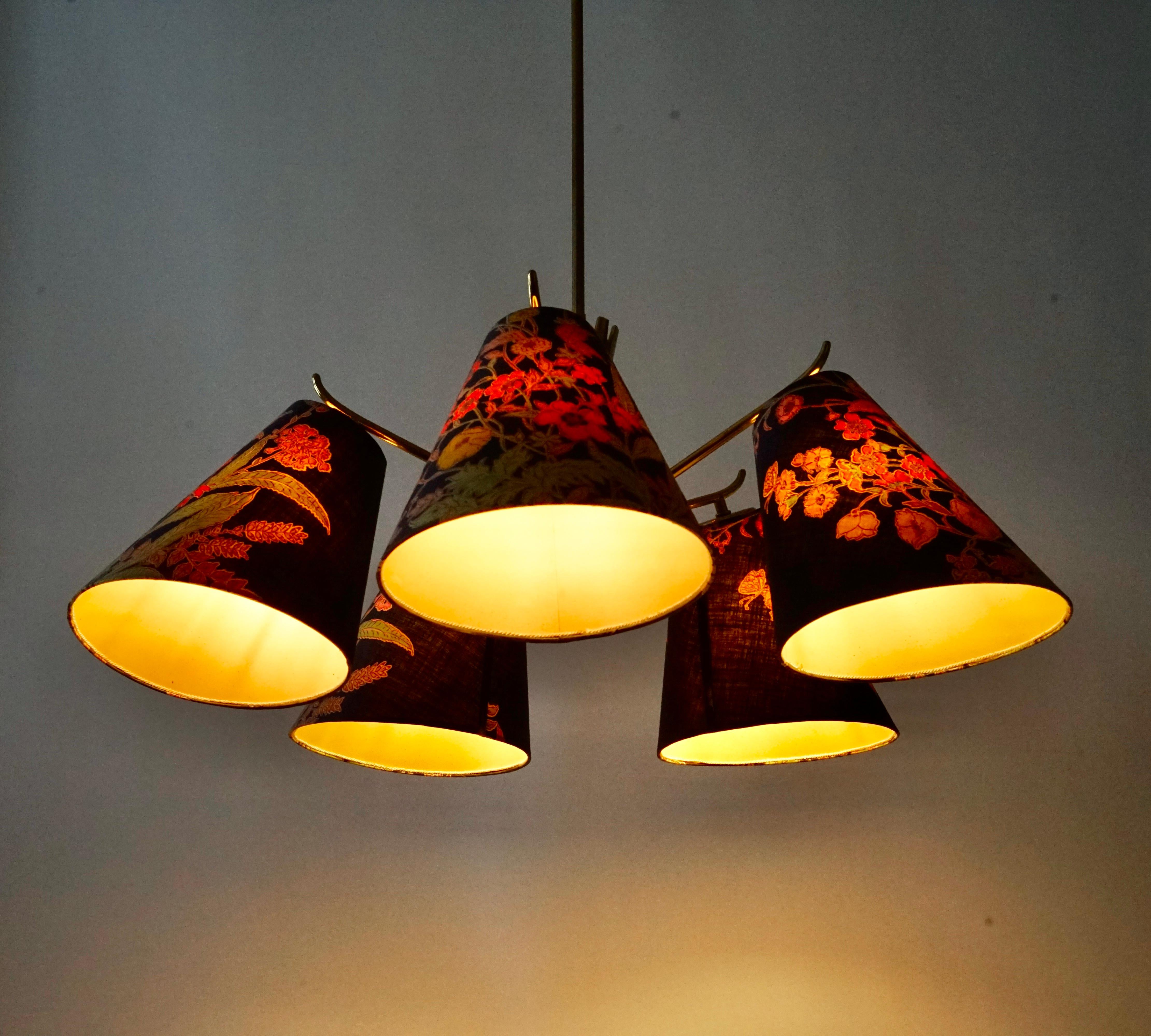 Lampadario in ottone di metà secolo con 5 bracci,  con paralumi originali, anni '50, Austria in vendita 11