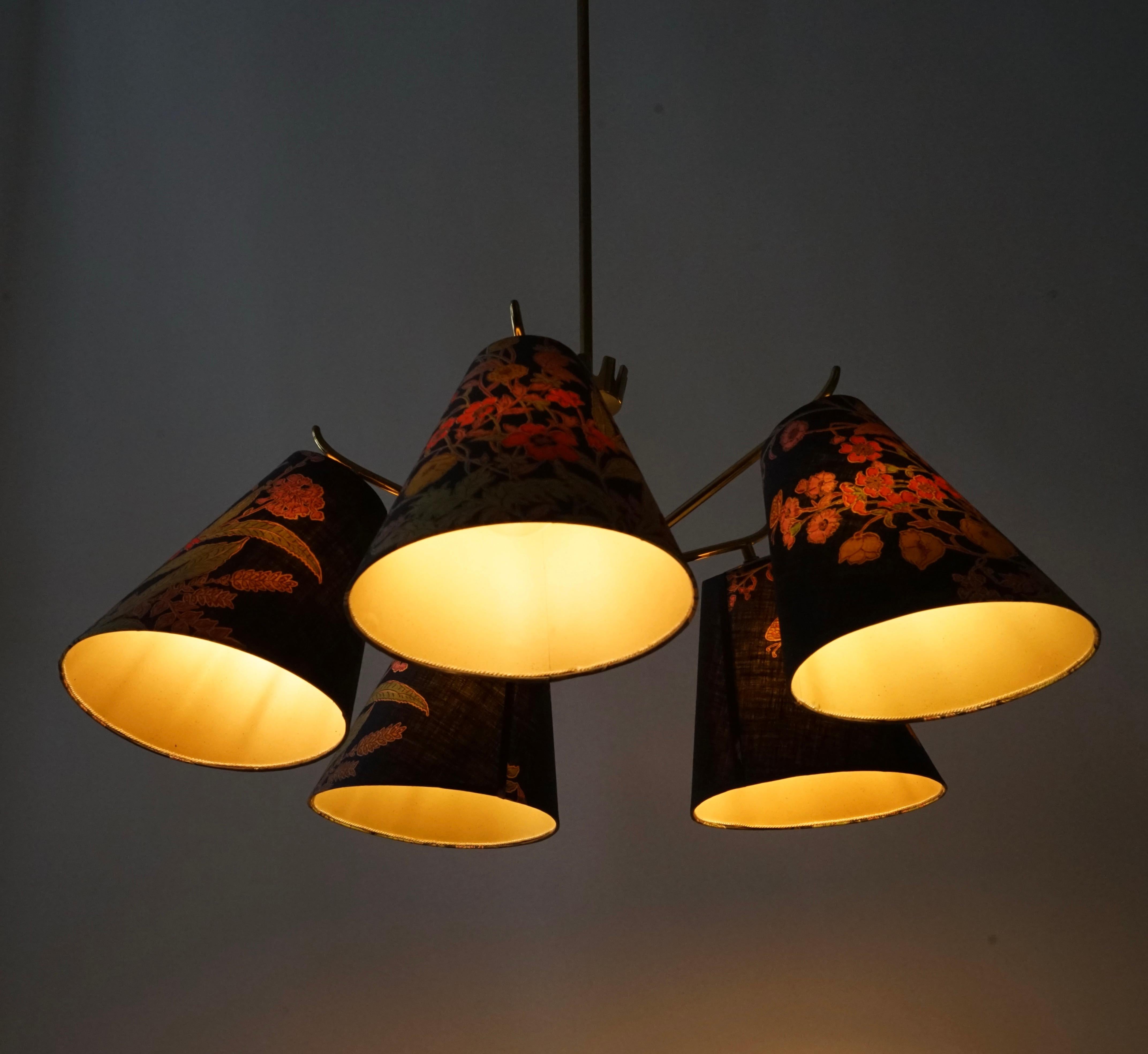 Lampadario in ottone di metà secolo con 5 bracci,  con paralumi originali, anni '50, Austria in vendita 12