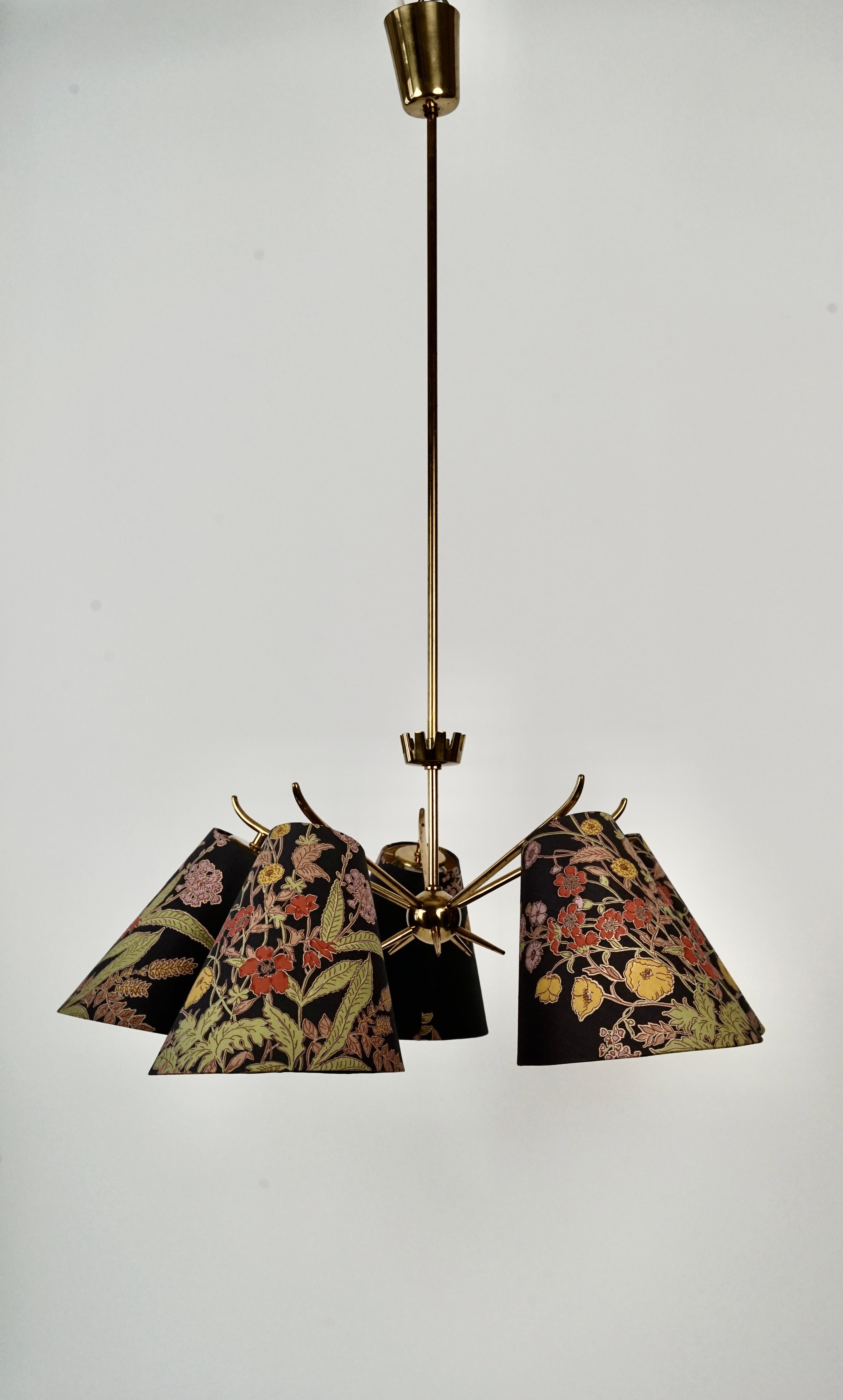 Un lampadario in ottone di metà secolo con cinque bracci. I paralumi sono quelli originali in dotazione con la lampada
e sono in ottime condizioni. La corona in ottone e la palla a spillo aggiungono fascino al tutto.

Il baldacchino misura: Dia 7,5