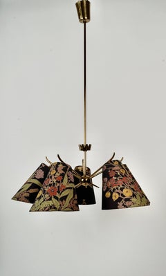 Lampadario in ottone di metà secolo con 5 bracci,  con paralumi originali, anni '50, Austria