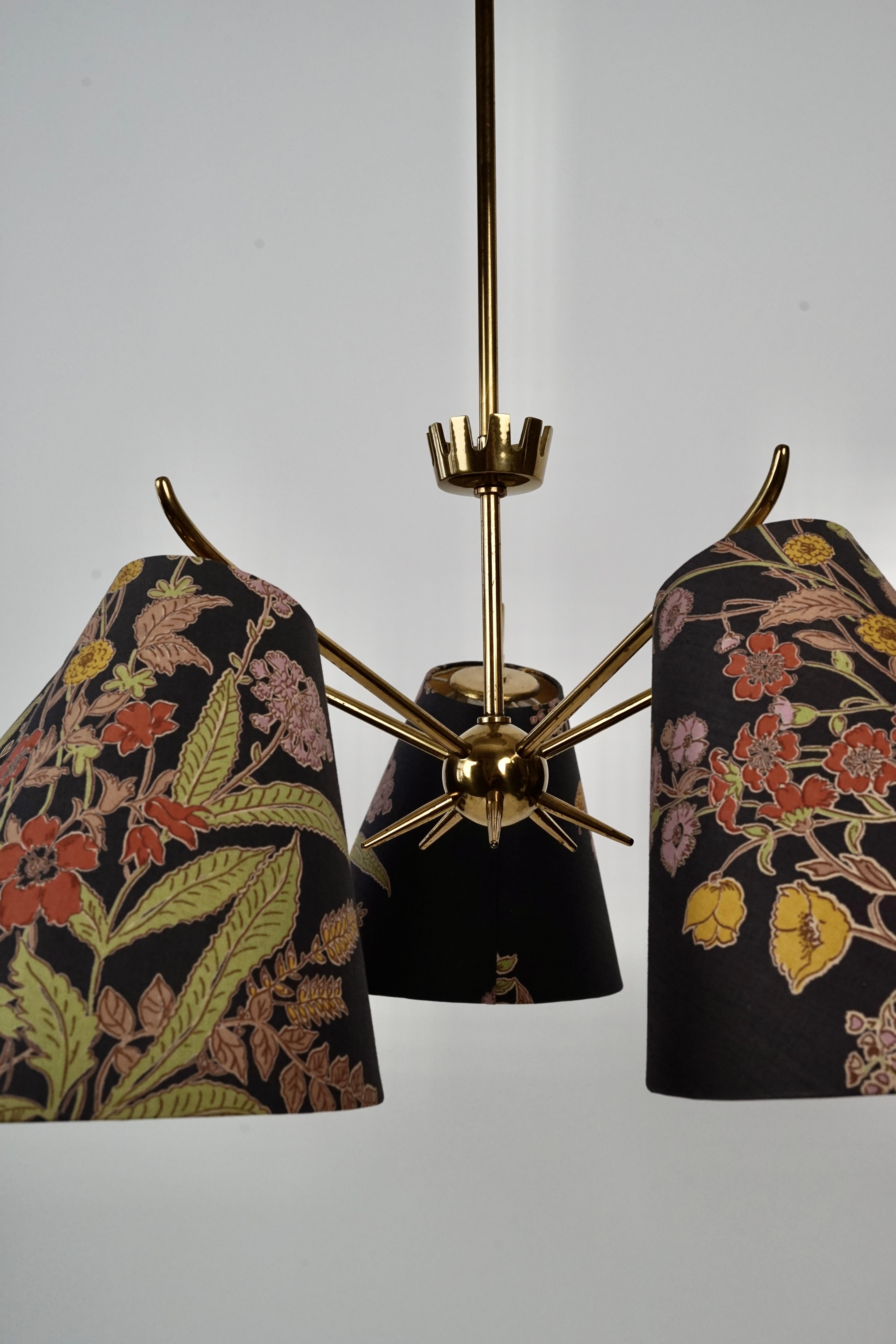 Mid-Century moderno Lampadario in ottone di metà secolo con 5 bracci,  con paralumi originali, anni '50, Austria in vendita