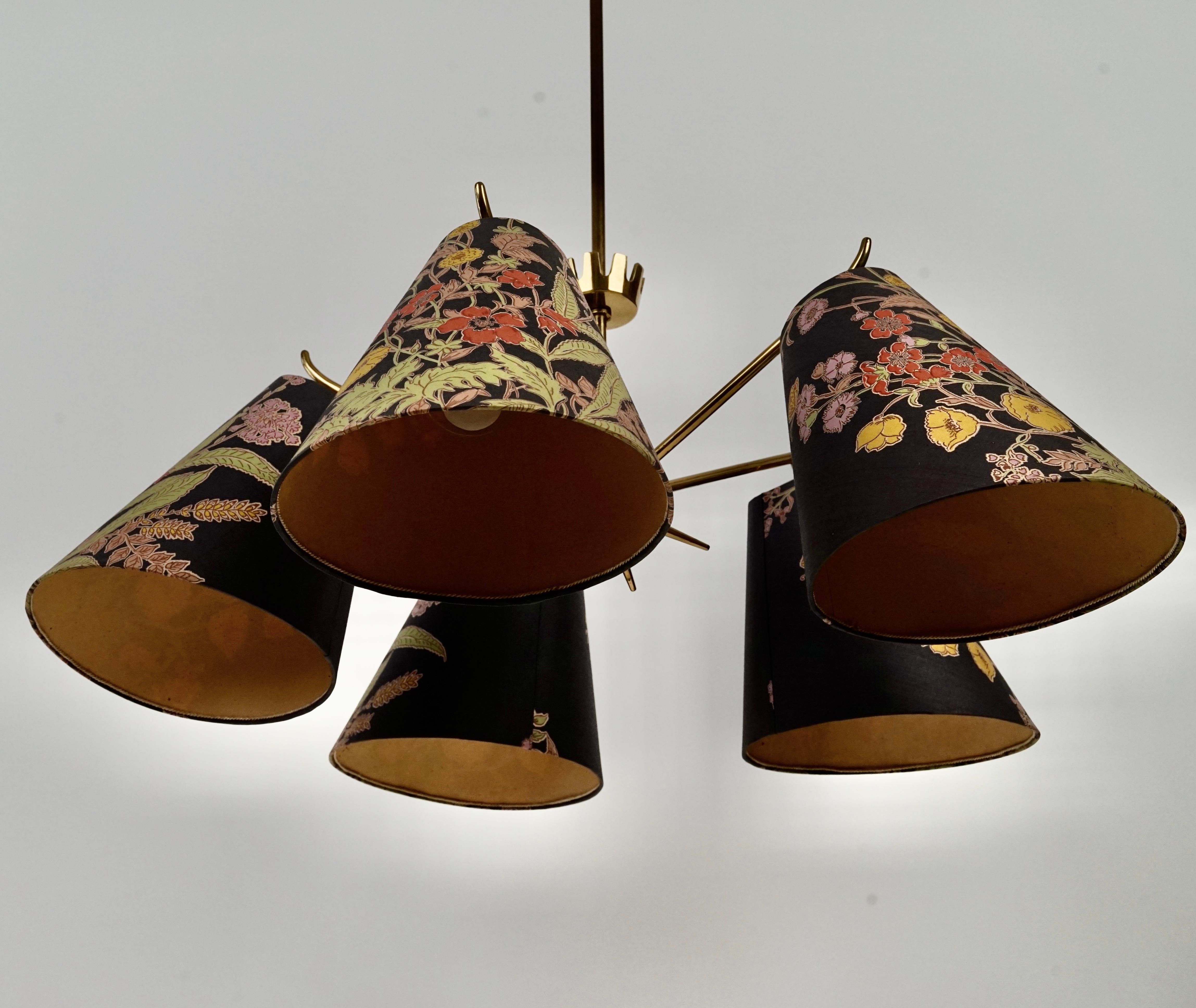 Austriaco Lampadario in ottone di metà secolo con 5 bracci,  con paralumi originali, anni '50, Austria in vendita