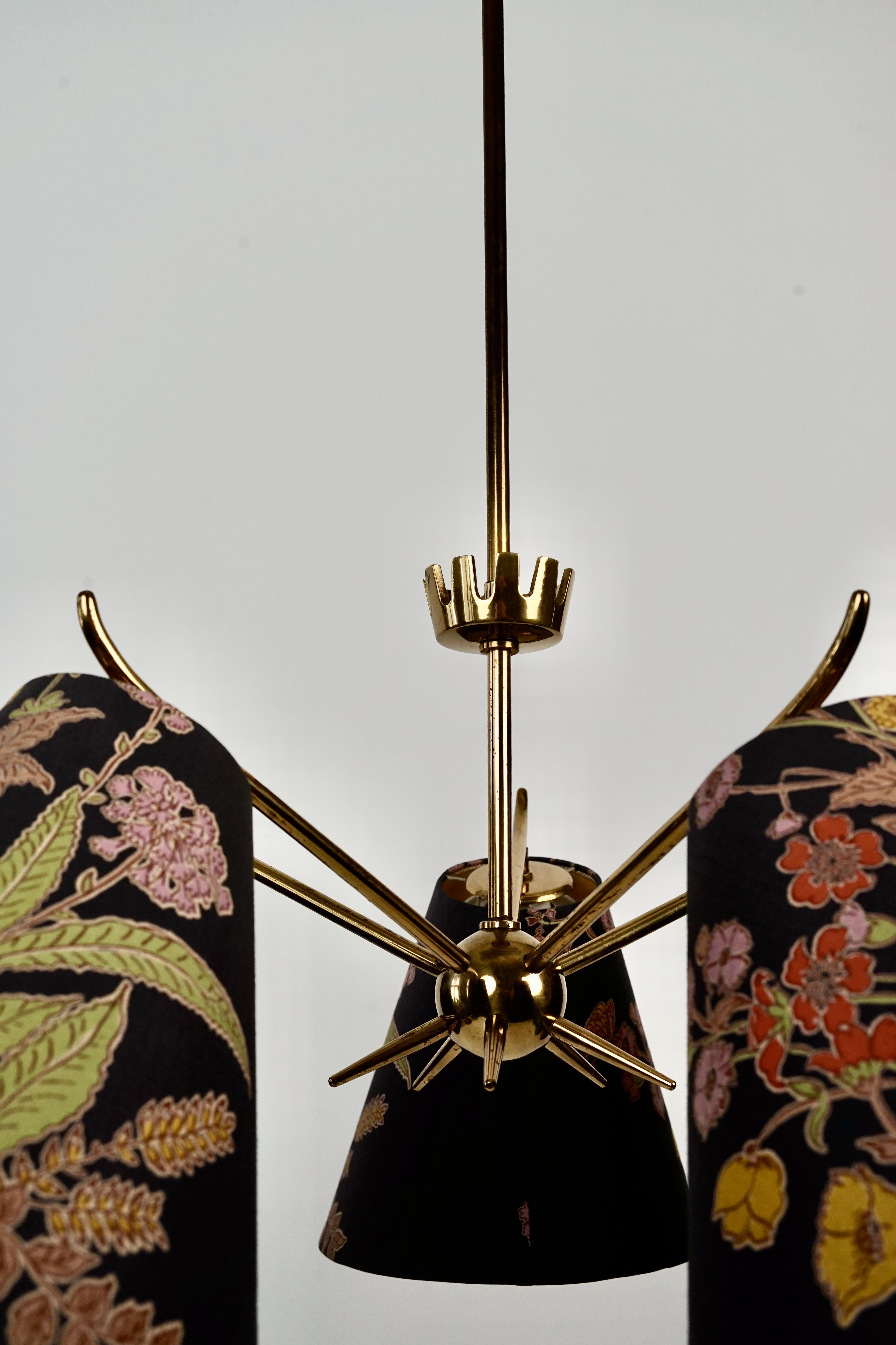Laccato Lampadario in ottone di metà secolo con 5 bracci,  con paralumi originali, anni '50, Austria in vendita