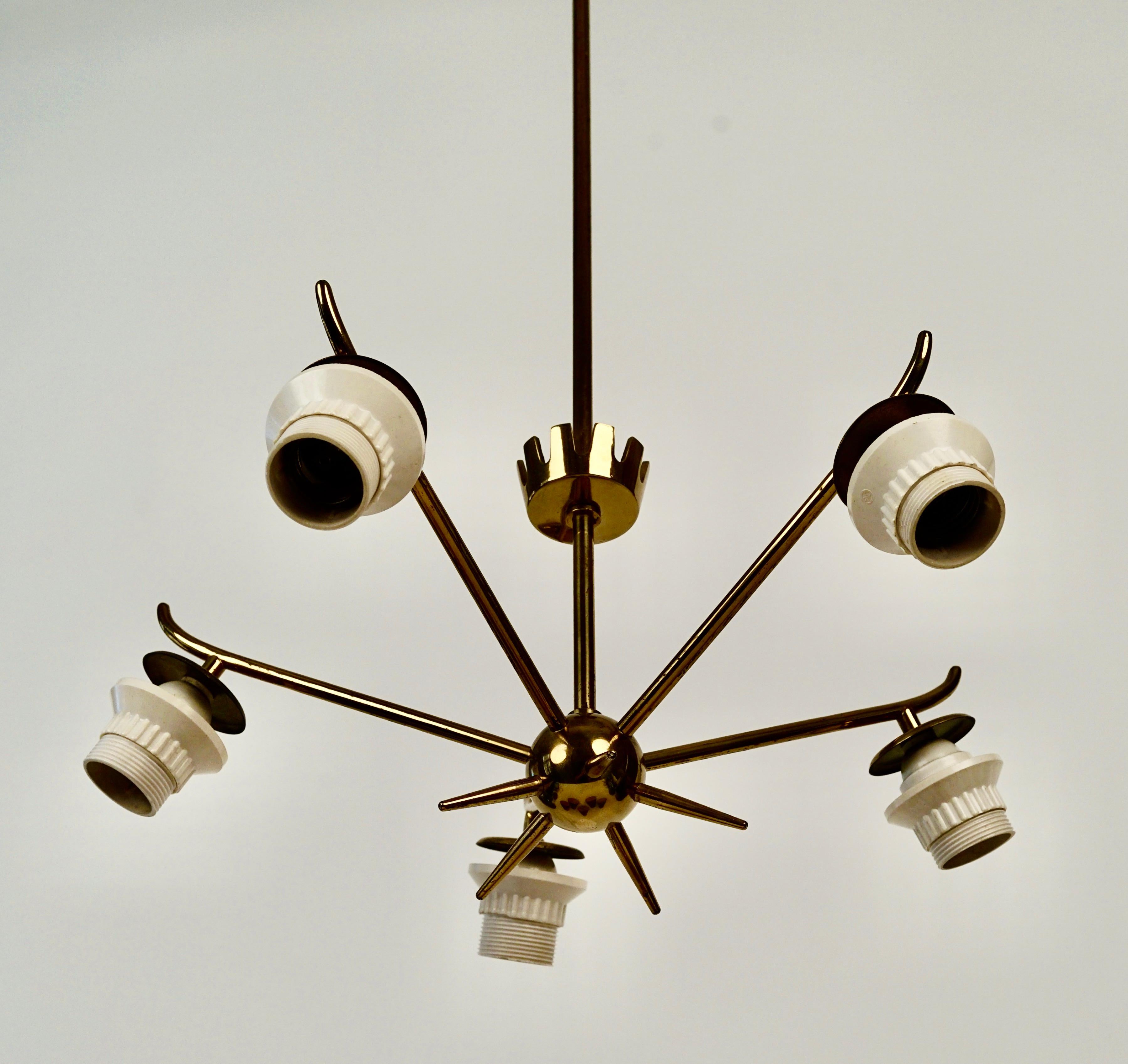 XX secolo Lampadario in ottone di metà secolo con 5 bracci,  con paralumi originali, anni '50, Austria in vendita