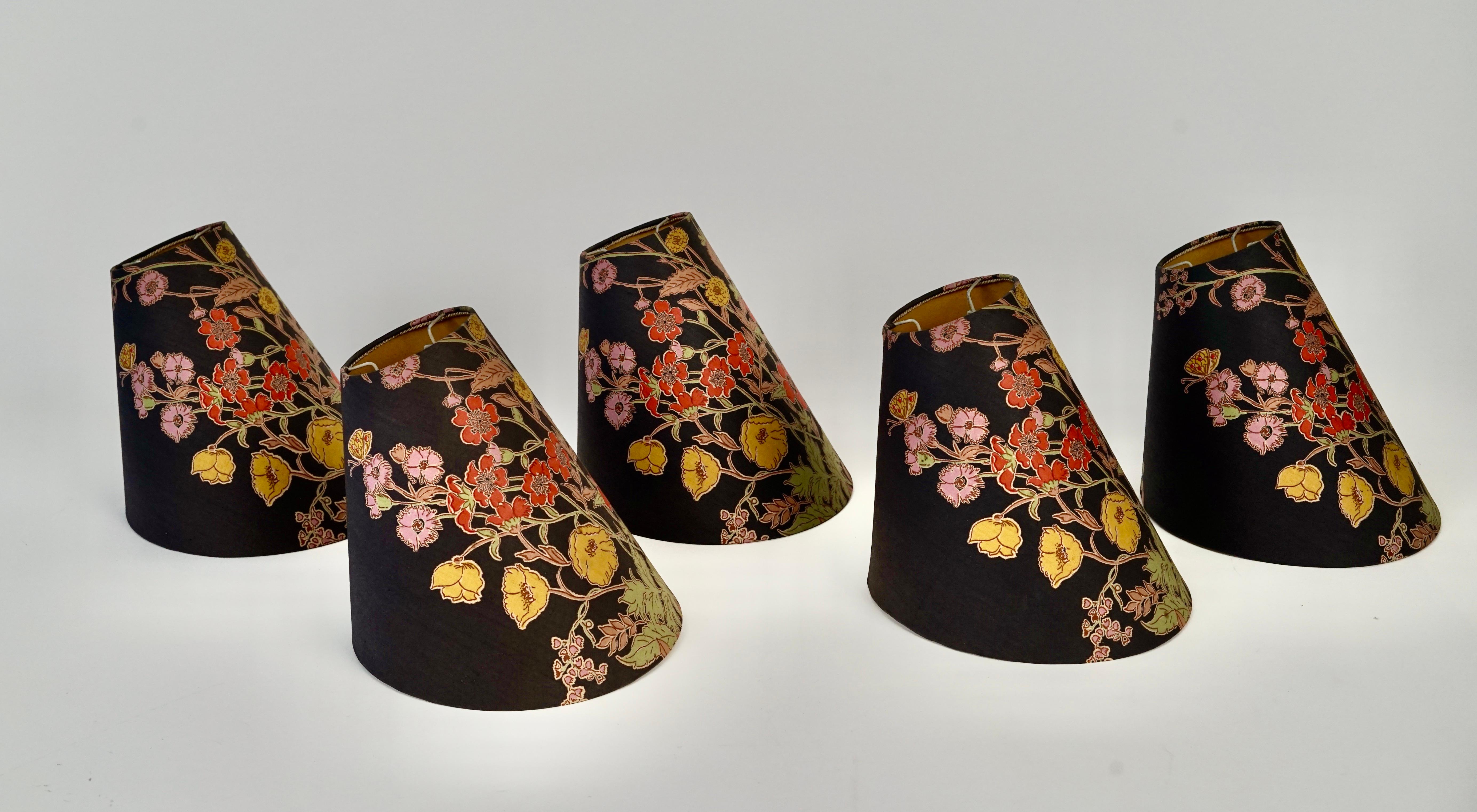 Lampadario in ottone di metà secolo con 5 bracci,  con paralumi originali, anni '50, Austria in vendita 1