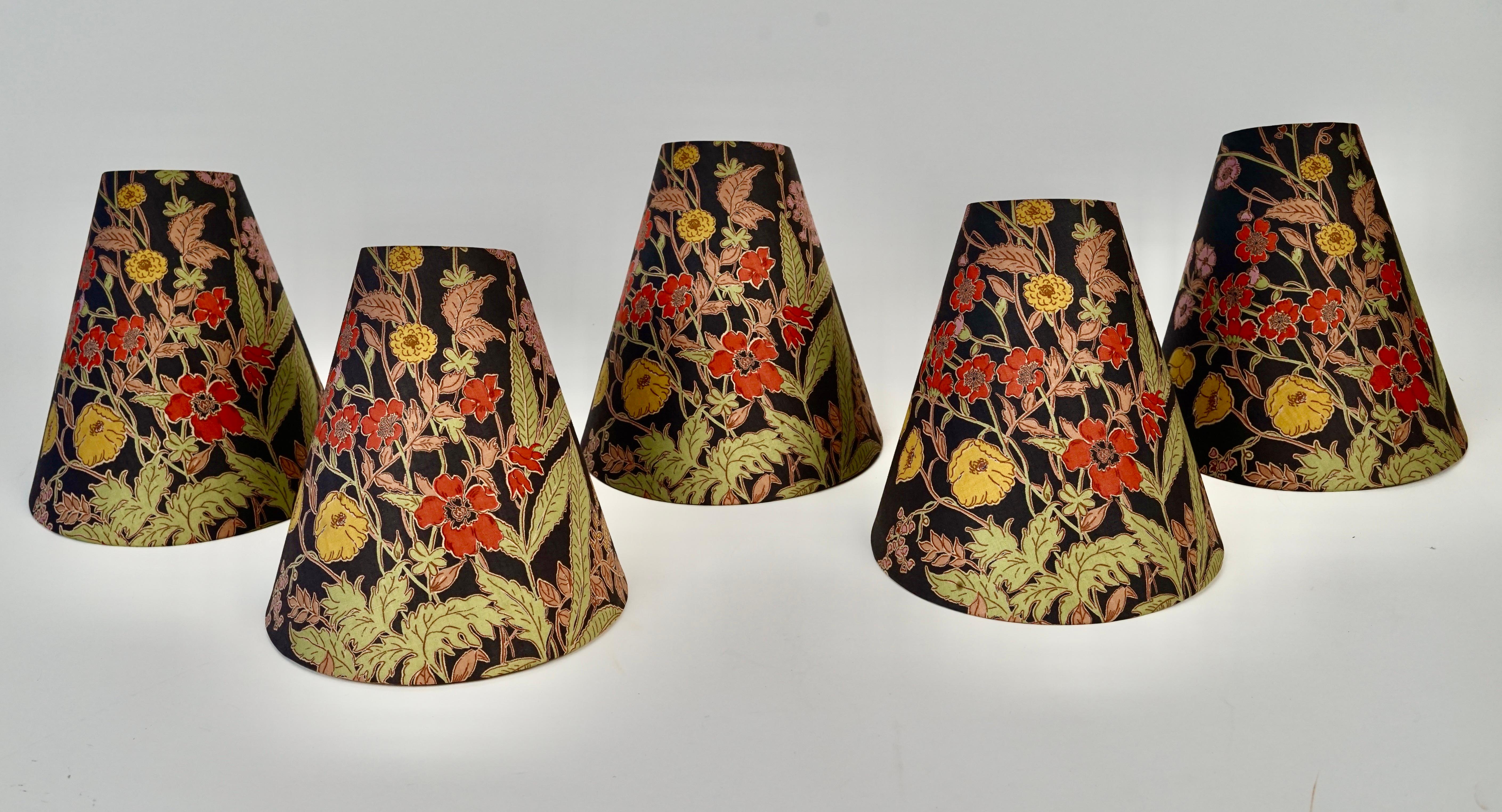 Lampadario in ottone di metà secolo con 5 bracci,  con paralumi originali, anni '50, Austria in vendita 2