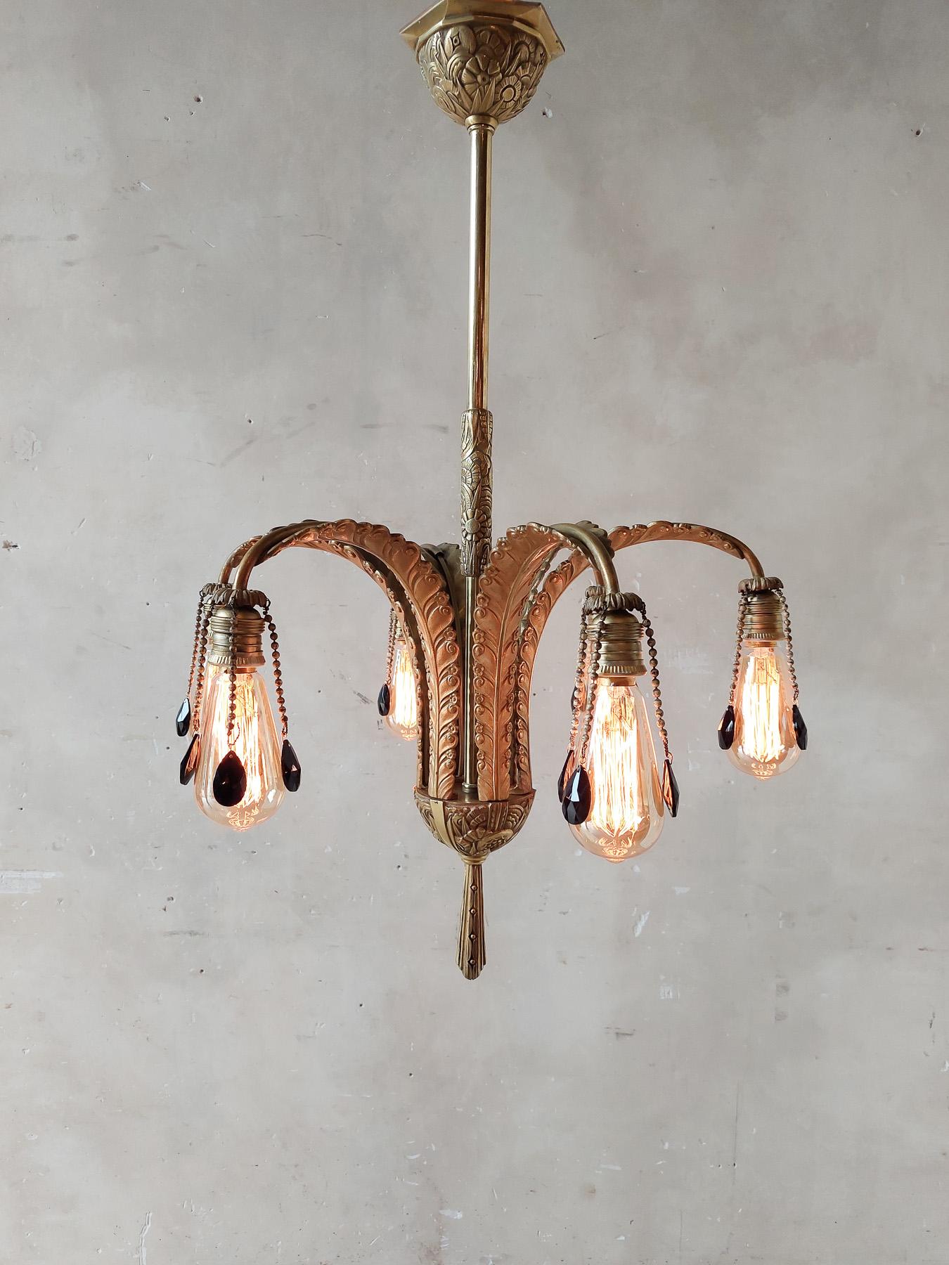Midcentury brass chandelier with palm leaf / feather shaped arms with black pearls at the 6 light points. 

‘Great Gatsby’ ‘Charleston’ style ceiling lamp. 

With the Edison bulbs in it, this lamp seems to come straight from the set of ‘Peaky