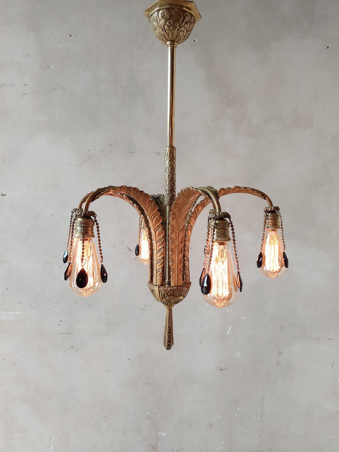 Lustre en laiton du milieu du siècle avec des bras en forme de feuilles de palmier / plumes avec des perles noires aux 6 points lumineux. 

Plafonnier de style 'Great Gatsby' 'Charleston'. 

Avec ses ampoules Edison, cette lampe semble tout droit