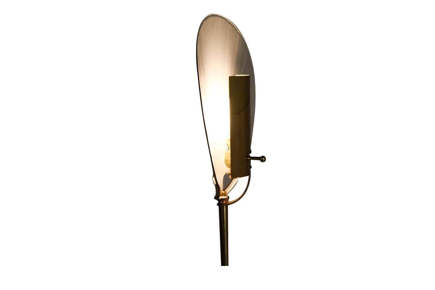 Lampada da terra Chapman a foglie di palma in ottone del Medioevo in vendita 4
