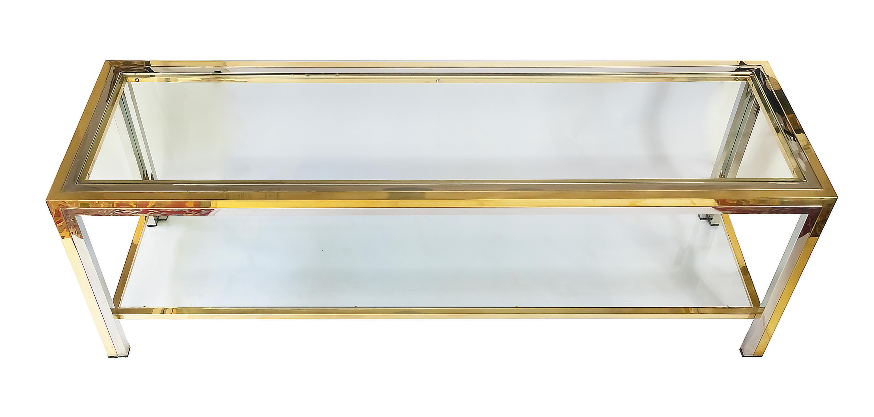 Console italienne basse du milieu du siècle en laiton, chrome et verre par Romeo Rega des années 1970.
Le plateau supérieur et le plateau inférieur de cette console sont en verre transparent.
