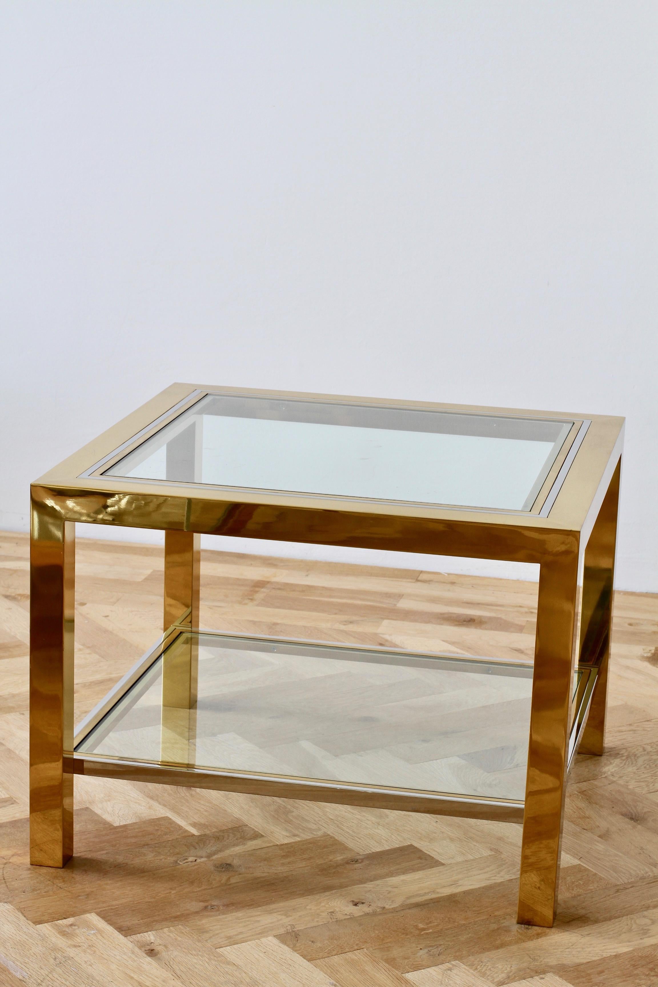 Ein atemberaubender zweistöckiger großer Beistelltisch aus Messing und verchromt, zugeschrieben Maison Jansen, ca. 1970er Jahre. Dieser Tisch eignet sich perfekt für Liebhaber des Hollywood-Regency-Stils oder des Midcentury-Stils, passt aber auch