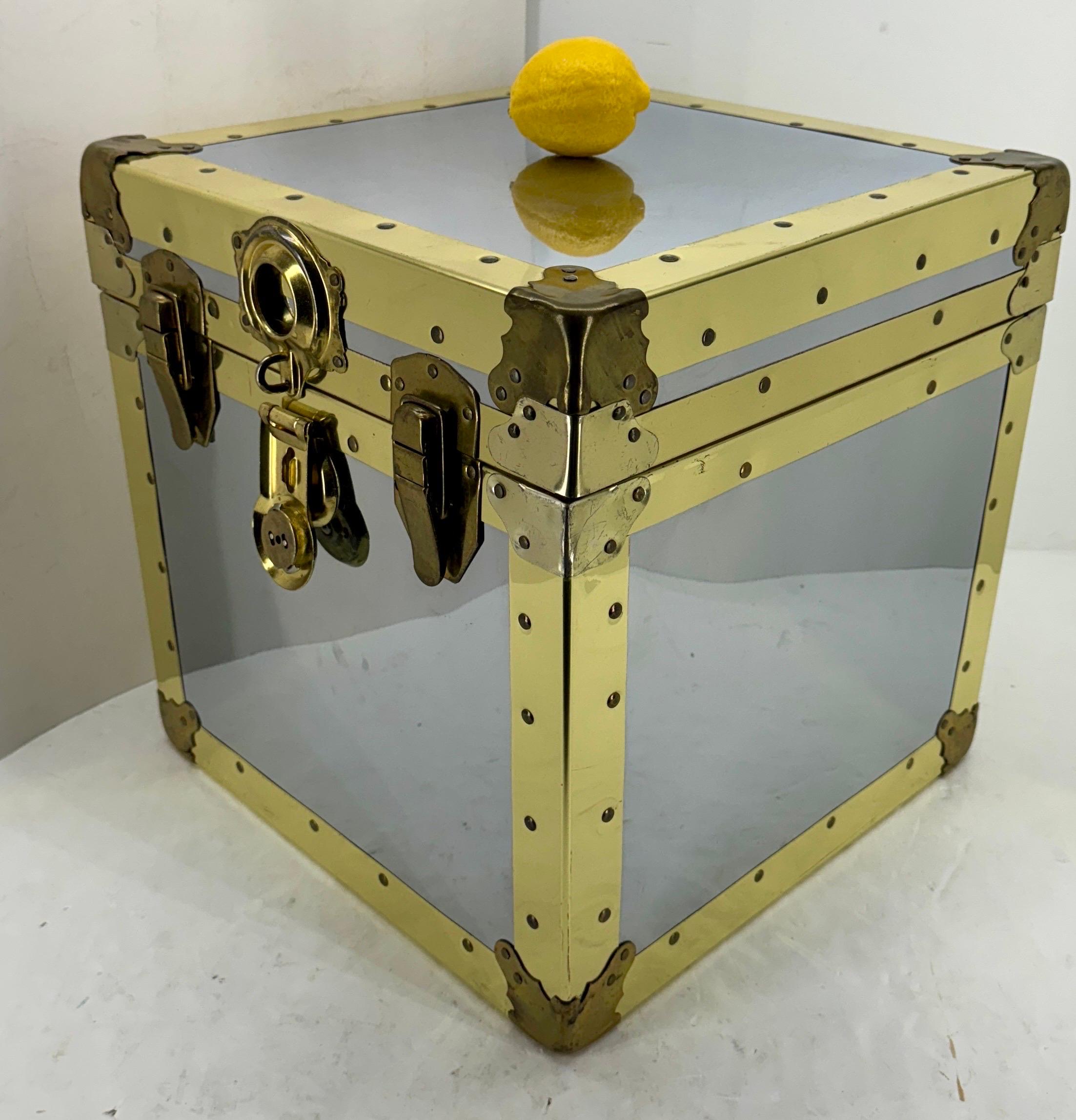 Mid-Century moderno Tavolino a forma di tronco quadrato in ottone cromato di metà secolo in vendita