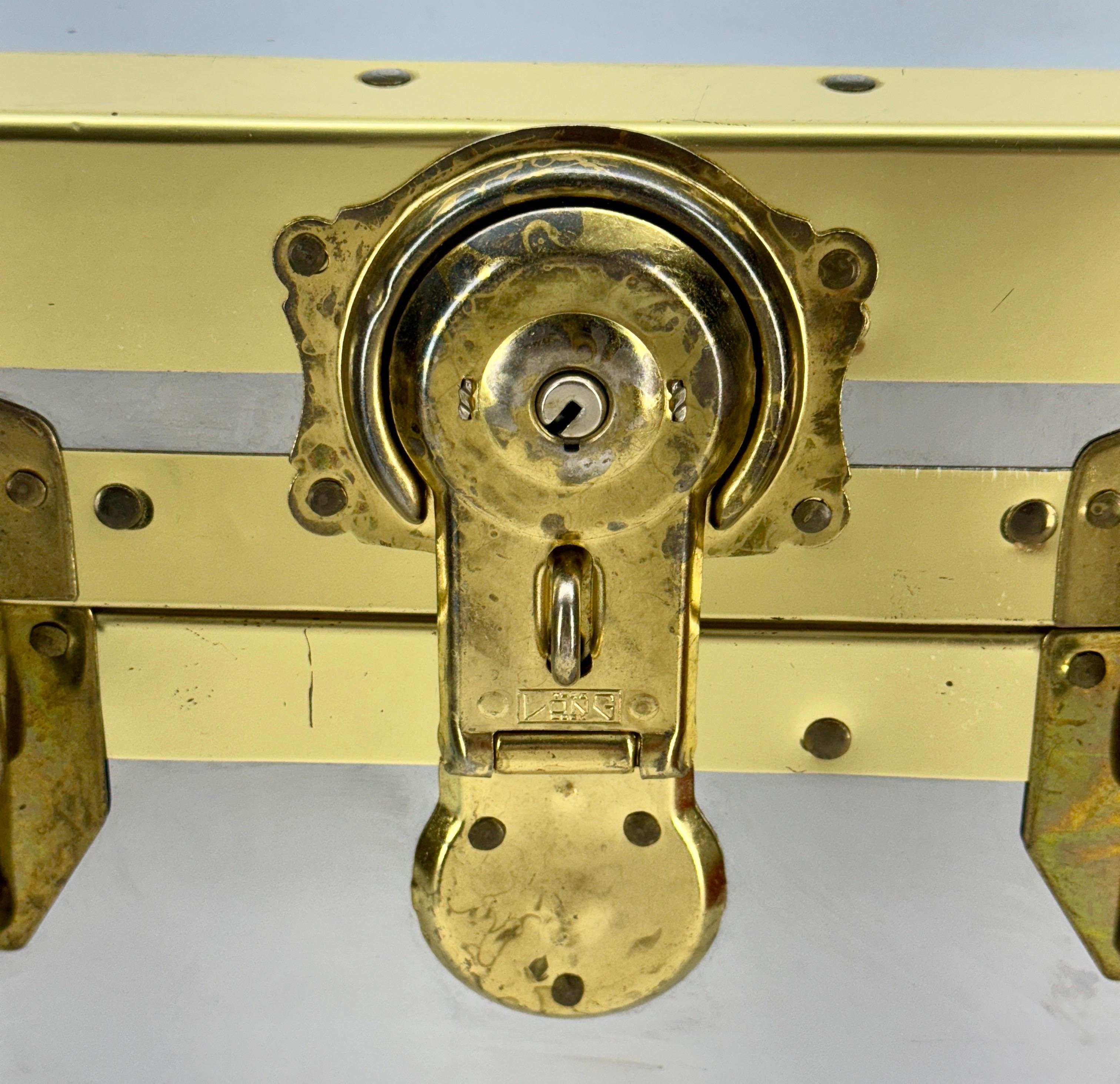 Fatto a mano Tavolino a forma di tronco quadrato in ottone cromato di metà secolo in vendita