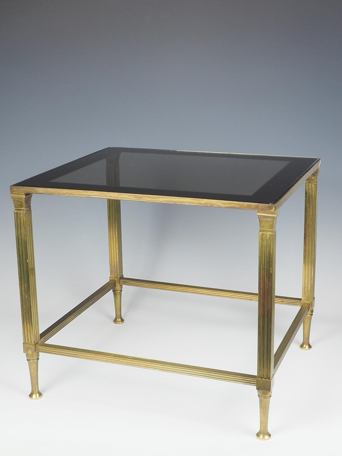Table basse en laiton du milieu du siècle

La table basse en laiton Mid Century dégage un air d'élégance et de sophistication, avec son mélange impeccable de design mid-century et d'accents opulents en laiton. Fabriquée avec la plus grande précision