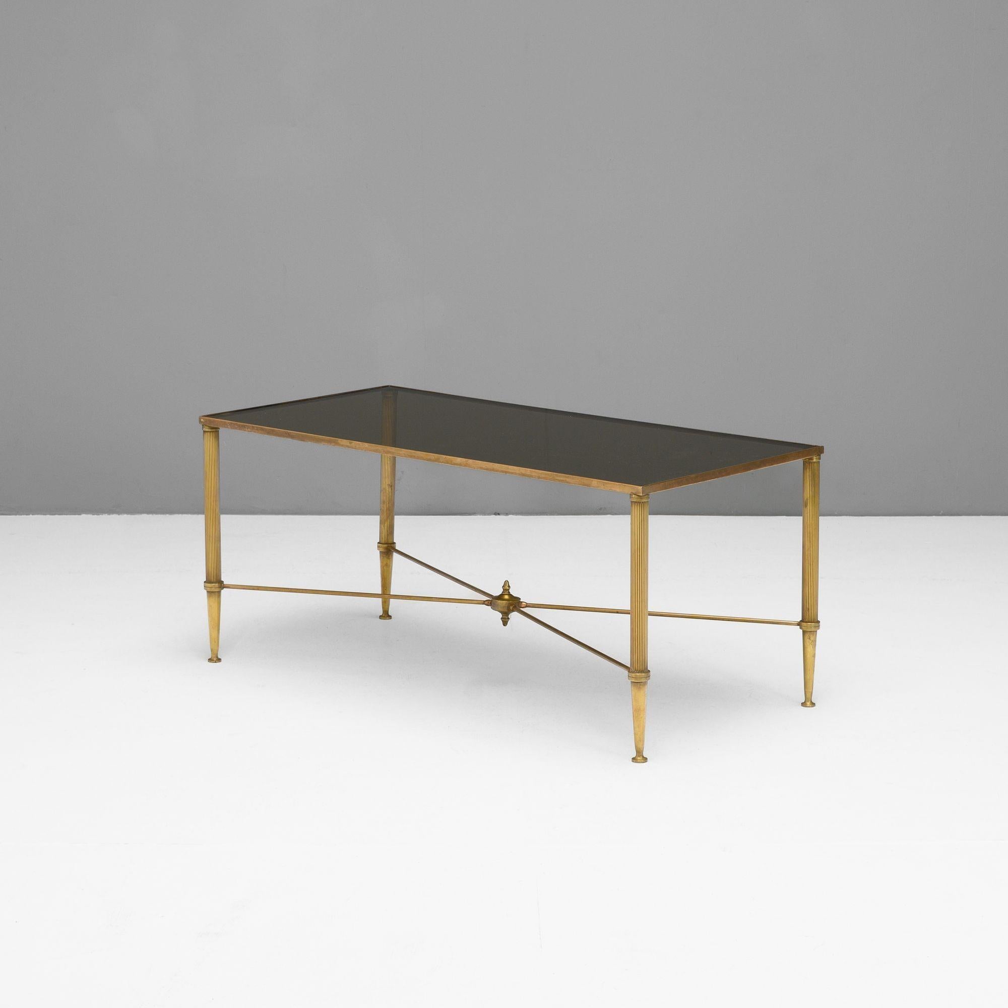 Mesa de centro de latón macizo de mediados de siglo con tapa original de cristal ahumado.
Francia hacia 1950.
Alto 45 cm x Ancho 100 cm x Fondo 50 cm