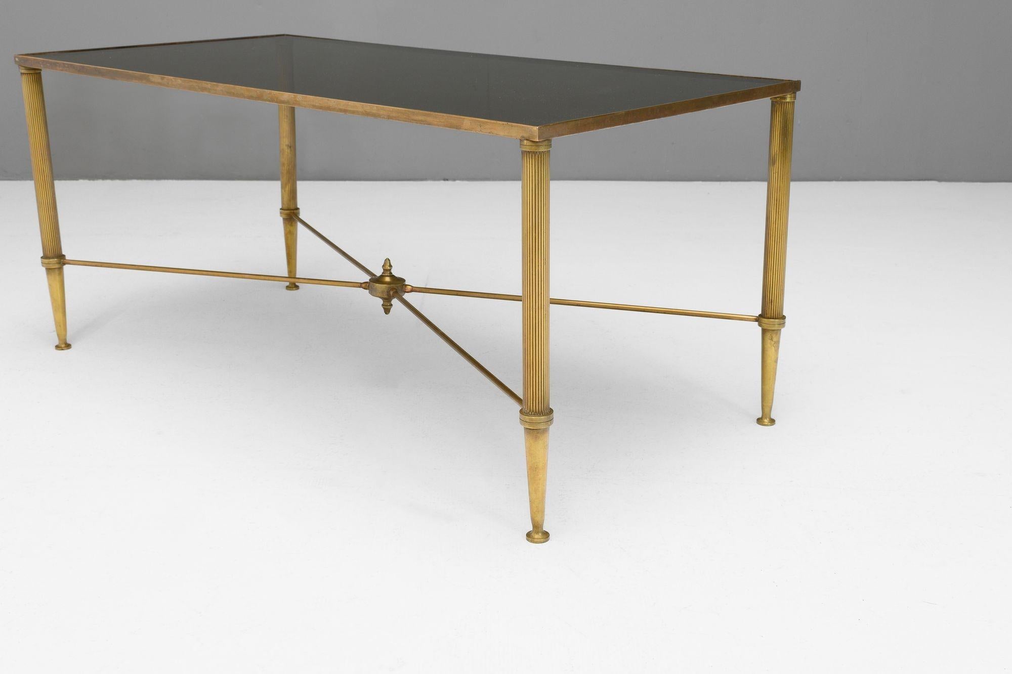 Mesa baja de latón de mediados de siglo Latón en venta