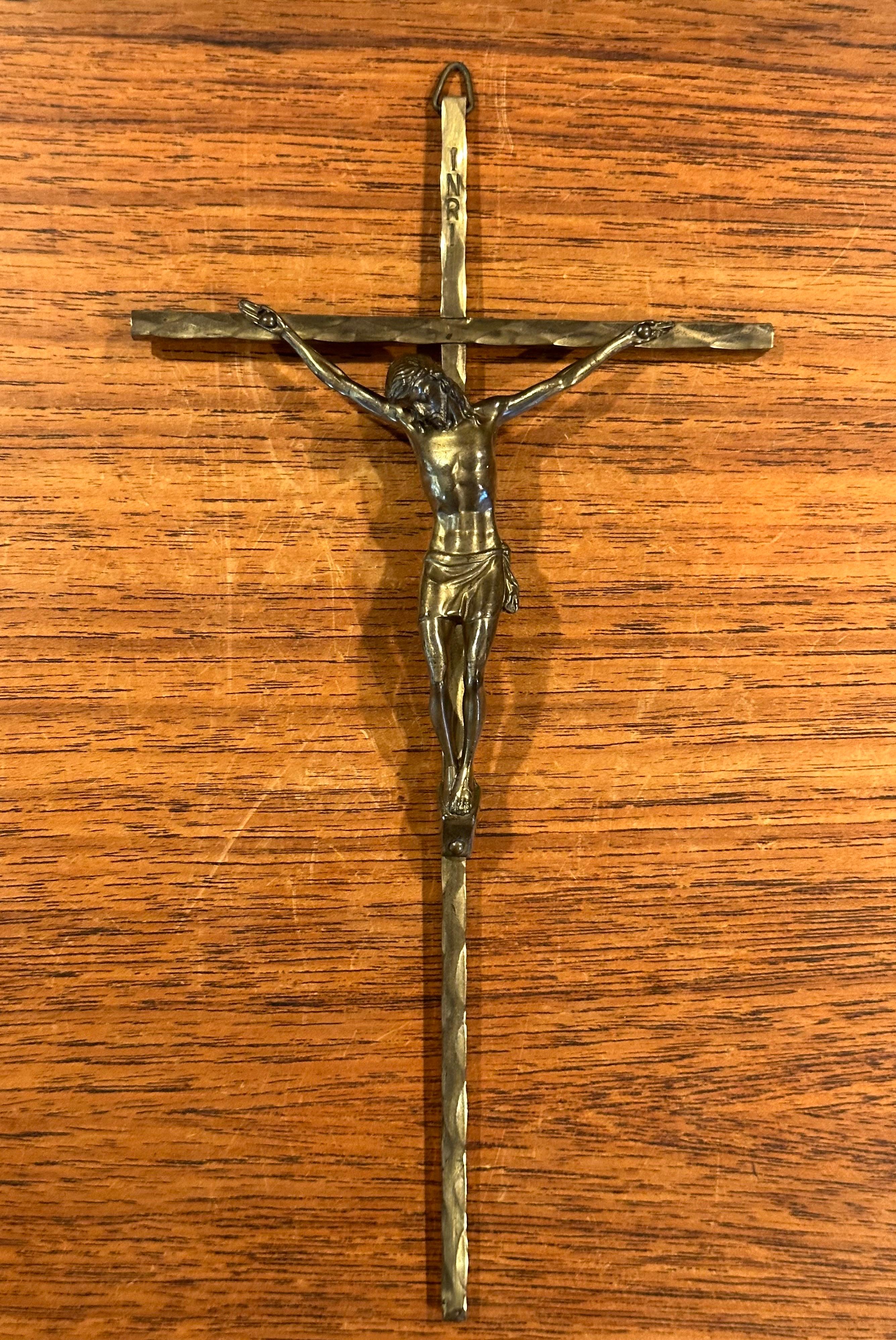 Très beau crucifix en laiton MCM avec Jésus sur la croix, vers les années 1970. Poids et détails agréables ; fabriqué en Allemagne.  #3511