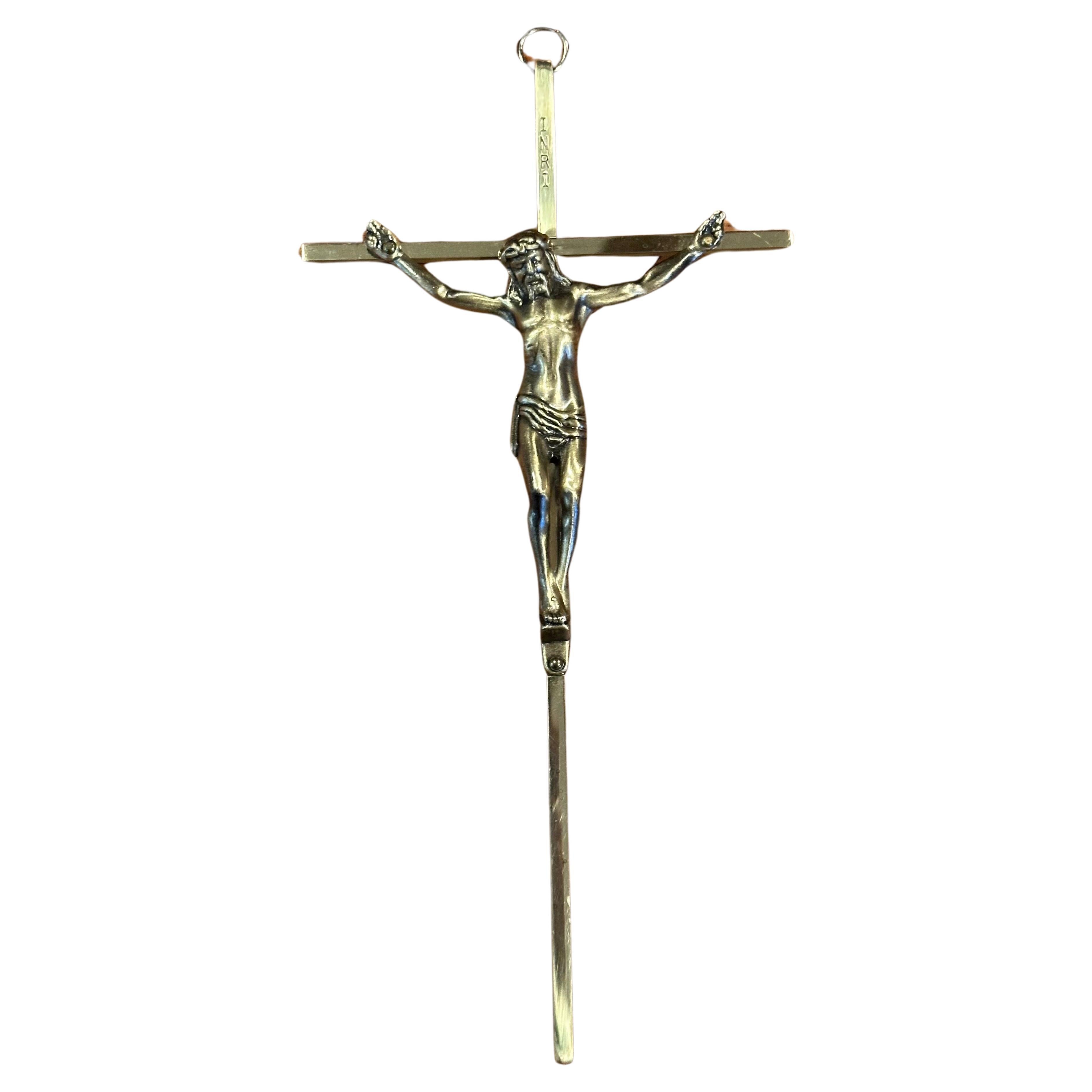 Très beau crucifix en laiton MCM avec Jésus sur la croix, vers les années 1970. Joli poids et détails.  #3510