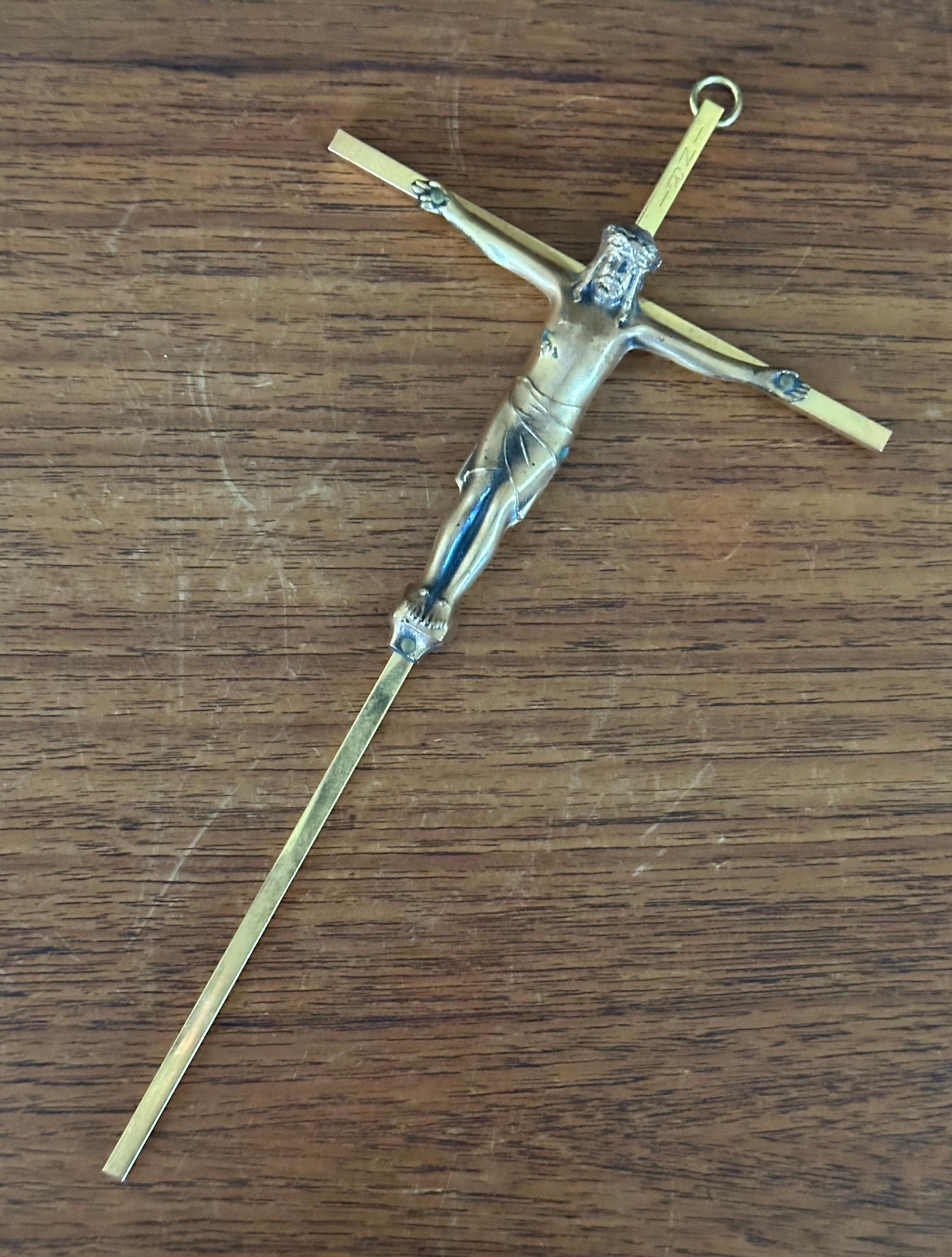 Mid-Century Modern Crucifix en laiton du milieu du siècle en vente