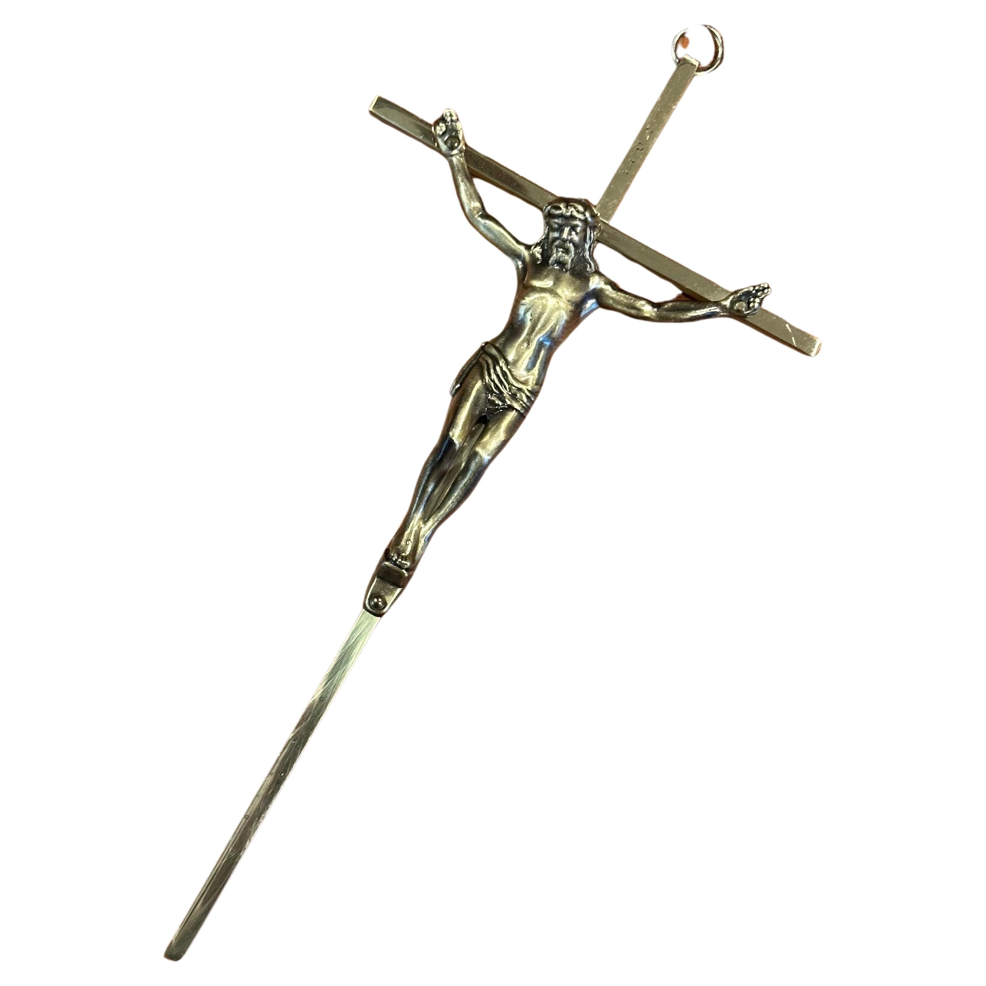Mid-Century Modern Crucifix en laiton du milieu du siècle en vente