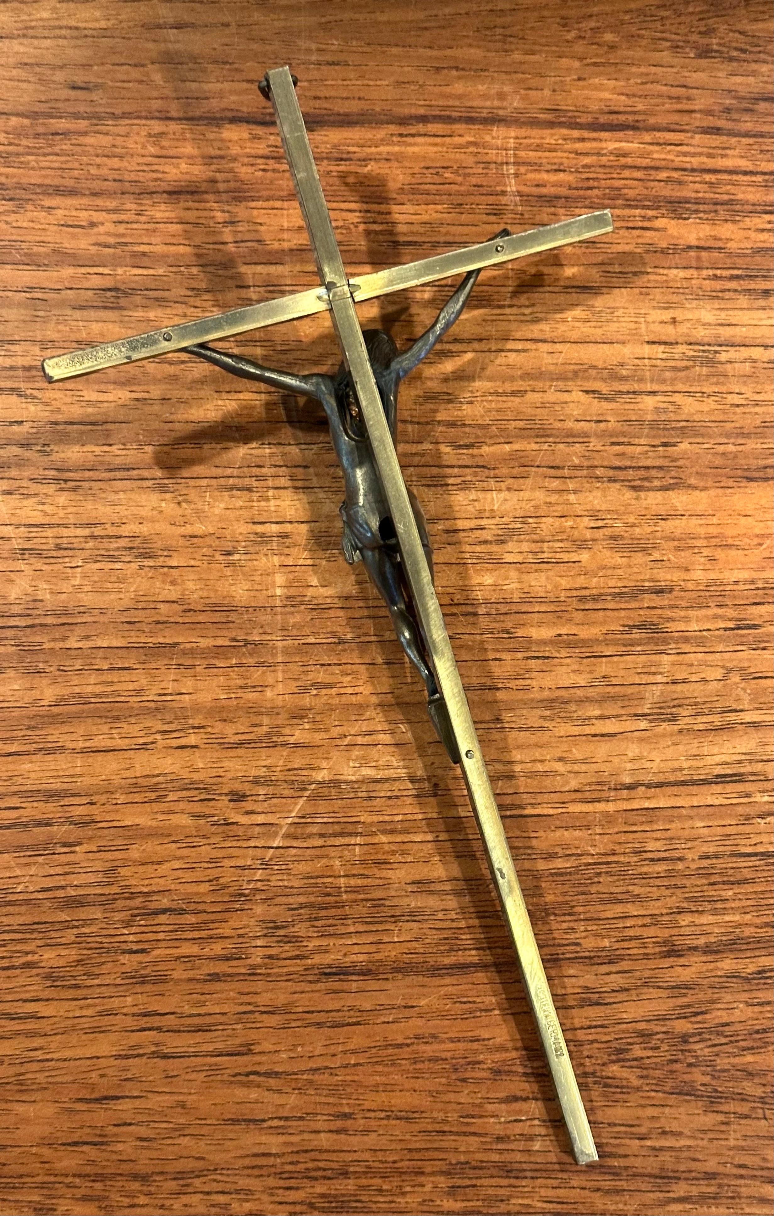 Crucifix en laiton du milieu du siècle Bon état - En vente à San Diego, CA